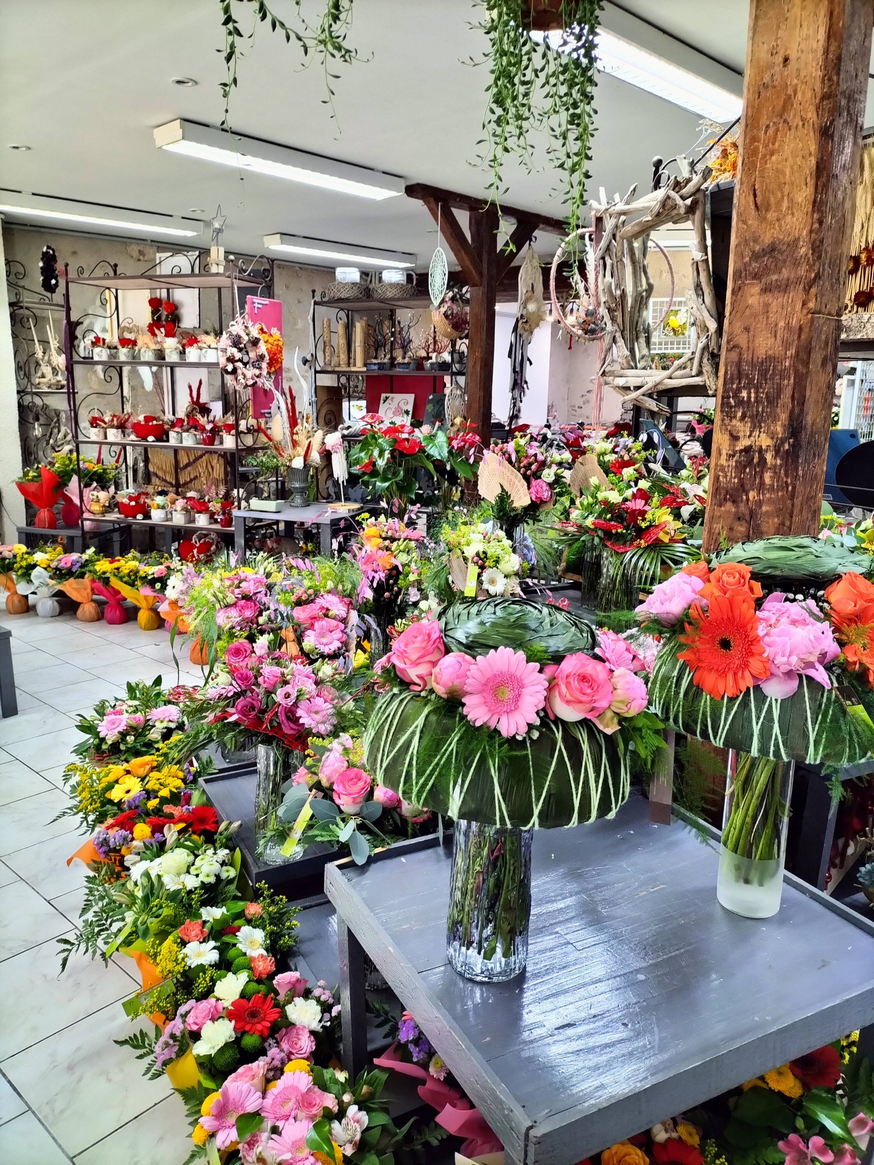 Commerce-fleuriste A vendre à Villedieu sur indre, le fonds de commerce de ce fleuriste dont la réputation n'est plus à faire depuis plus de 25 ans.
Situé au coeur de la ville sur un axe passant et appelé à ce développer, le commerce offre une superficie de vente de 80m2. Le bâtiment total comprend la boutique, un bureau, une cuisine, un atelier et une très grande réserve pouvant recevoir 150 chrysanthèmes pour la Toussaint par exemple.
La clientèle est fidèle et le chiffre d'affaire régulier garantissant une reprise en toute sérénité. 
Vente cause retraite.

Le plus possibilité d'achats des murs 70000€
Prix du fonds de commerce 50000€ + murs 70000 €