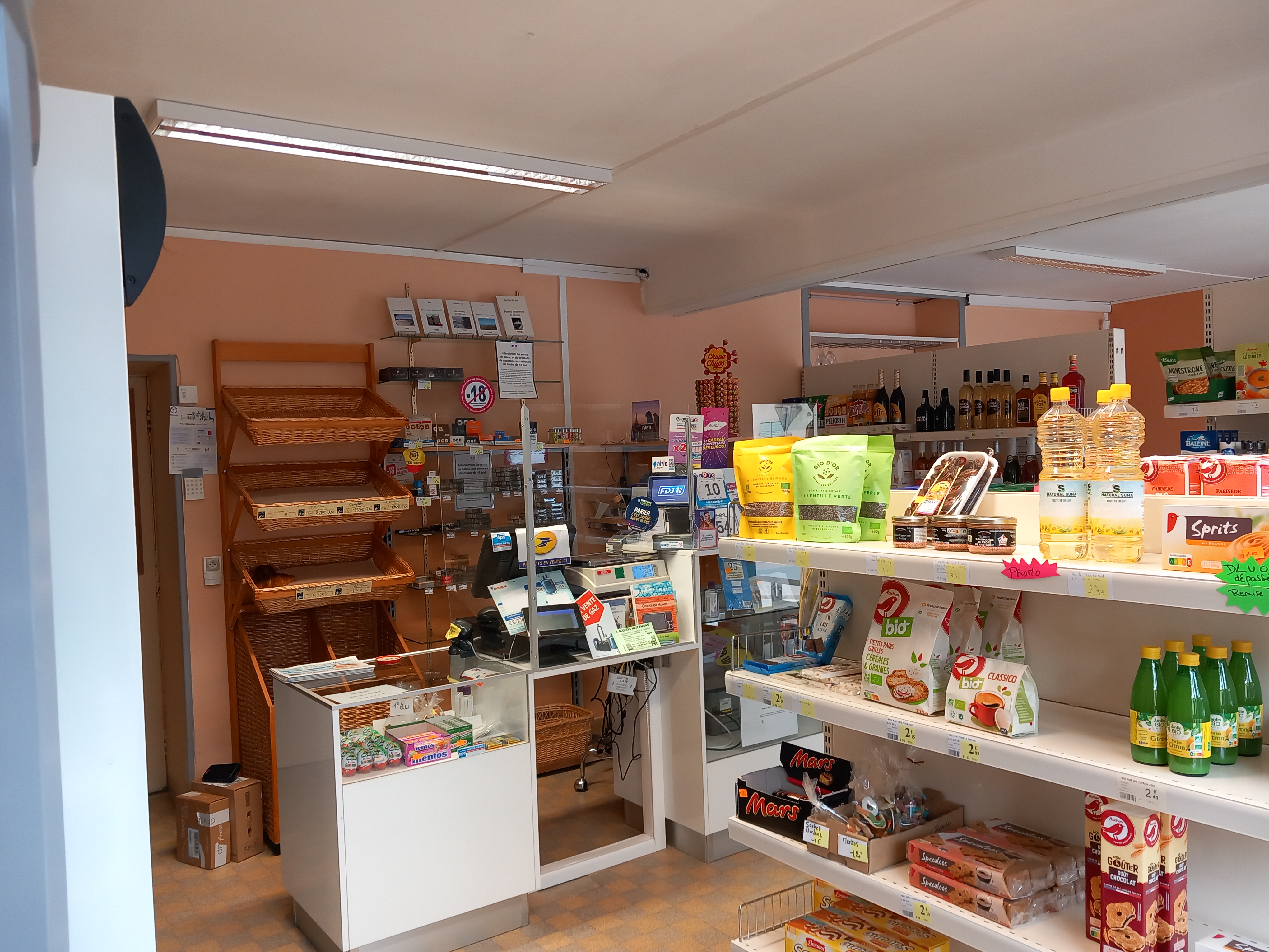 Fonds de commerce à reprendre :  multi - services dans bâtiment communal au centre du village avec parking (Dépendances : grande cour intérieure, grenier, wc, douches, préau, et grange, jardin) :
- Epicerie,
- Dépôt de pain,
- Bar,
- FDJ,
- Relais colis,
- Gaz,
- Point de paiement finances locales,
- Travaux intérieurs, façades, mises en conformité OK