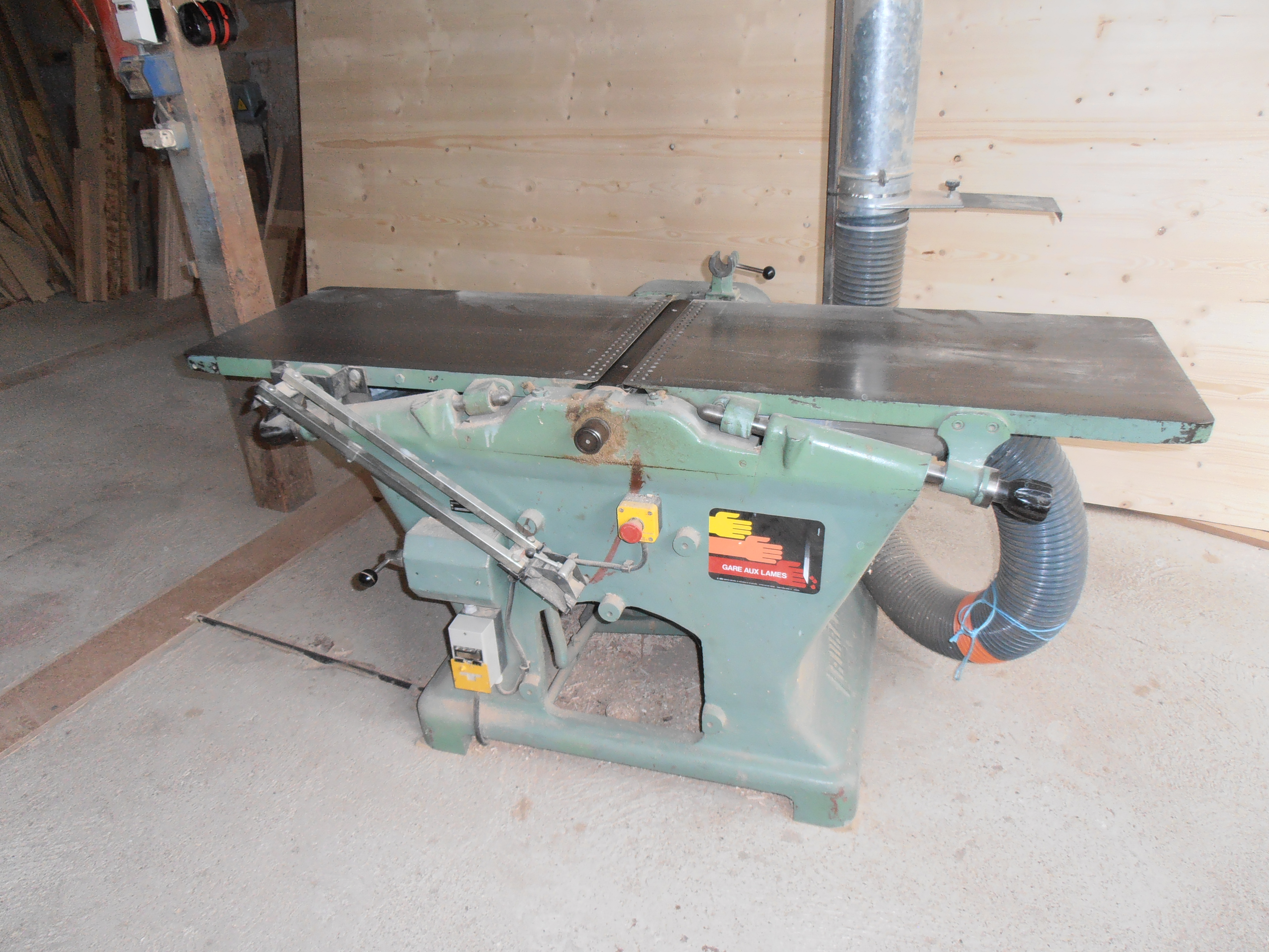 Cession d'une entreprise d'ébénisterie restauration de meubles (installée depuis 1995) .
Atelier 250m2 en location (430 € par mois) disposant d'une cour et de 2 garages.
Locaux équipé de chauffage au bois, air comprimé dans la partie atelier et machines raccordées à l'aspiration centralisée 3 sacs.
Un local est dédié à la finition, équipé d'une cabine d'aspiration.
Bureau environ 15m2, toilette, 
Machines anciennes mais en très bon état et aux normes, estimées à 25000 €.
Possibilité de céder aussi un stock de bois d'œuvre ainsi qu'un stock de quincailleries anciennes, prix à débattre.
Aucune concurrence directe à 40km aux alentours, zone de chalandise assez vaste.