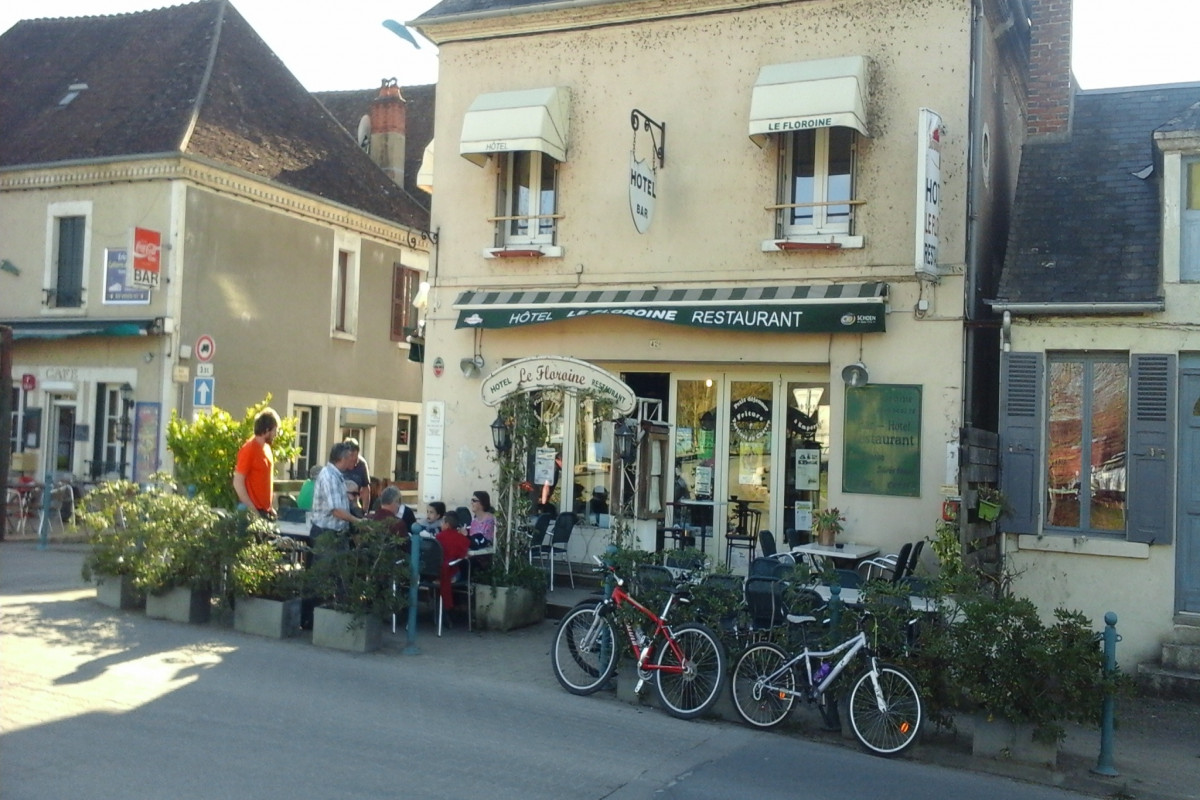 Region sancerre au bord du canal latéral à la Loire Hotel (5 chambres) restaurant, 2 salles (40 couverts)dont 1 avec bar ( licence 4 ), cuisine ouverte sur la salle.  terrasse 40 couverts établissement tout équipée aux normes sécurité. petit loyer . Idéal couple