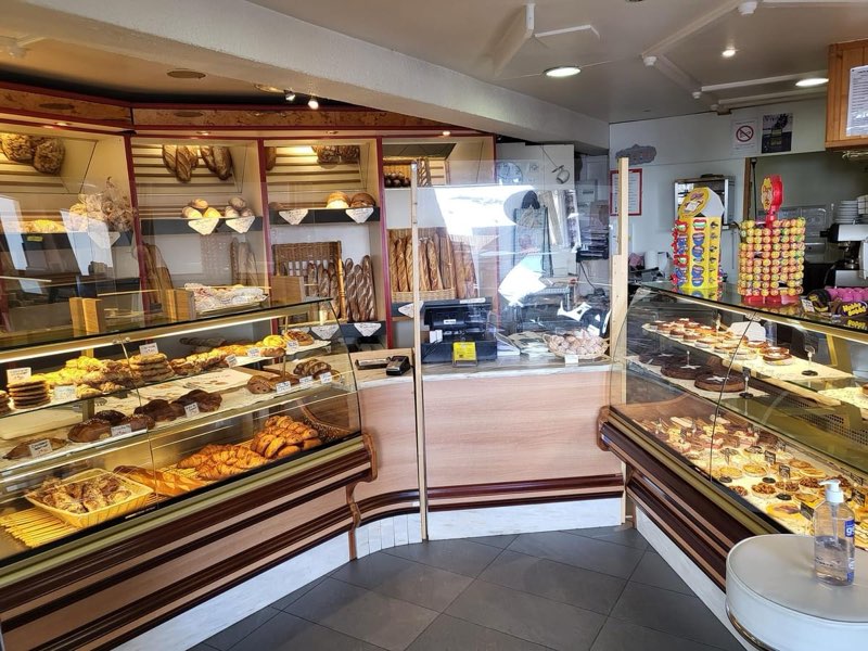 Opportunité exceptionnelle pour entrepreneurs et investisseurs ! Nous mettons en vente une boulangerie-pâtisserie idéalement située au cœur d’une station de ski de renommée internationale: les Menuires, au cœur des 3 vallées. Cette entreprise bien établie bénéficie d’une clientèle fidèle composée de résidents locaux et de touristes saisonniers.

Caractéristiques principales :

	•	Emplacement Privilégié : Située dans le quartier des bruyères de la station, à proximité des pistes de ski, des hôtels et des commerces.
	•	Clientèle Solide : Forte fréquentation tout au long de la saison avec des pics durant les vacances scolaires.
	•	Surface Commerciale : 80 m² comprenant une boutique et un espace de production entièrement équipé.
	•	Équipements : Four à pain, pétrin, vitrines réfrigérées, chambres de pousses, etc.
	•	Produits de Qualité : Large gamme de pains, viennoiseries, pâtisseries et spécialités locales.
	•	Chiffre d’Affaires : Stable et en croissance avec un potentiel de développement.
	•	Potentiel de Croissance : Possibilité d’élargir la gamme de produits, d’augmenter les heures d’ouverture et de développer le service de livraison.

Atouts :

	•	Reprise clé en main avec tout le matériel nécessaire.
	•	Formation et accompagnement proposés pour assurer une transition en douceur.
	•	Excellentes relations avec les fournisseurs locaux.
	•	Notoriété et réputation solides dans la région.

Conditions de Vente :

	•	Prix de vente : 220 000 euros
	•	Dossier complet disponible sur demande (bilans, comptes de résultats, liste des équipements, etc.).
	•	Possibilité de financement partiel sous conditions.

Contact :

Pour plus d’informations ou pour organiser une visite, veuillez contacter :

	•	Nom : Rey Jean-Michel
	•	Téléphone : 06 82 63 10 98
	•	Email : j-michel.rey@wanadoo.fr

Ne manquez pas cette opportunité unique de reprendre une boulangerie prospère dans un cadre idyllique !