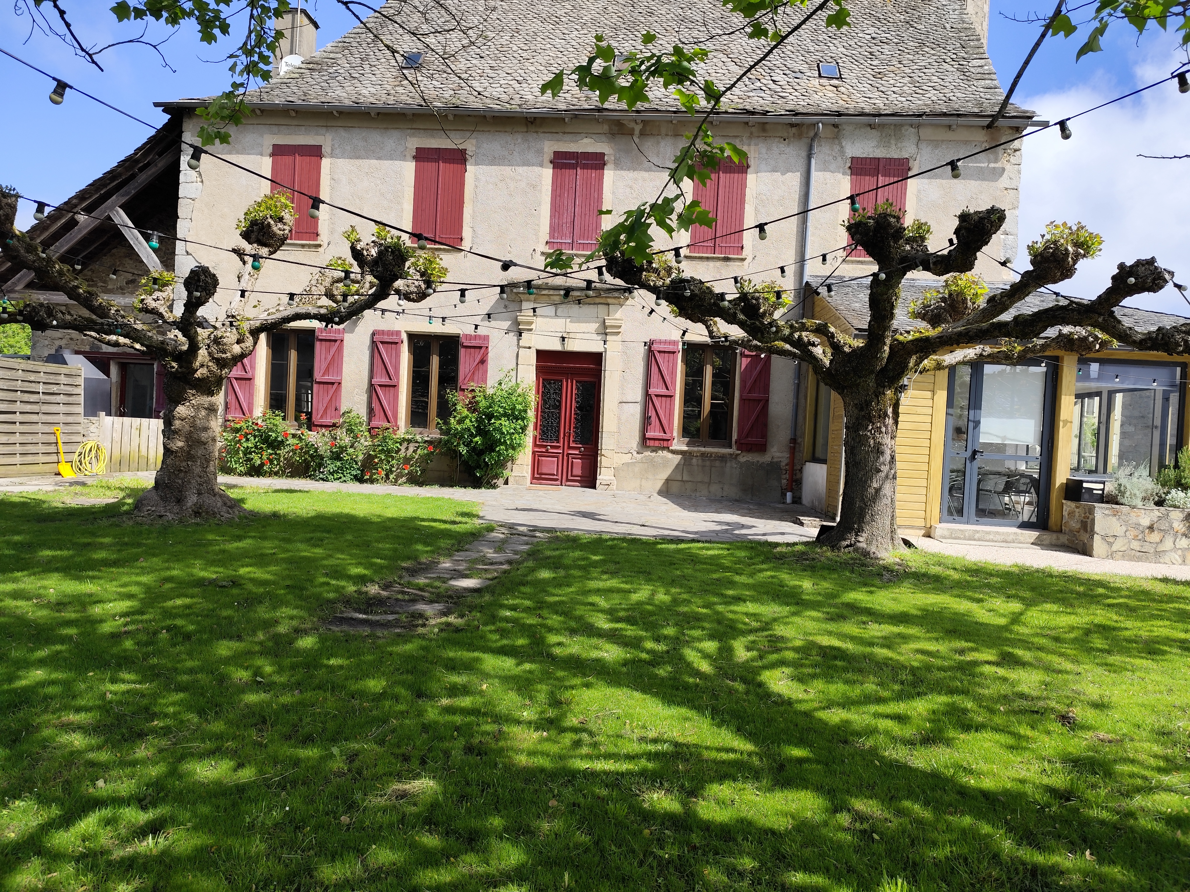 Vend  fond de commerce d'un bar restaurant dans un village typique de l'Aveyron.
Ancien presbytère, cet établissement plein de charme, rafraîchit en 2024 situé dans une commune dans l'axe entre Rieupeyroux et Villefranche de Rouergue.

Cet établissement a une capacité d'accueil de 70 couverts a l'intérieur, ainsi qu'une véranda, plus une terrasse a l'avant et un jardin pourvant accueillir une trentaine de couverts.
Parking gratuit en face.

Il se compose d'une véranda, d'un espace bar, d'un hall d'entrée qui dessert un WC au norme PMR et une grande salle de réception.
Une cuisine équipée, un espace plonge et une réserve complètent ce bien .
Licence IV.

Pour plus d'informations, n'hésitez pas a nous contacter par téléphone 
Aux horaires suivantes : du mardi au samedi de 8h30 à 14h et de 17h30 a 20h.