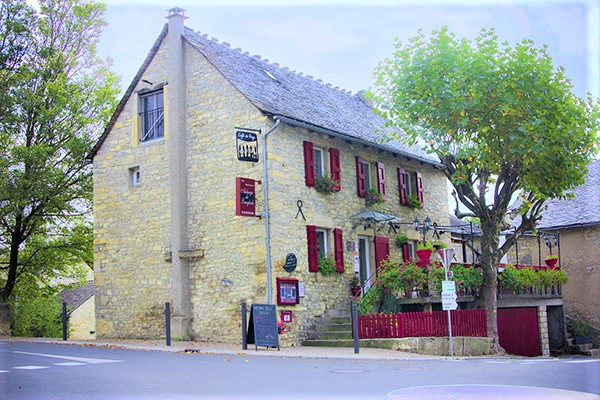 À seulement 10 minutes de Mende, dans un cadre verdoyant, ce restaurant ouvert à l’année est proposé à la reprise en location-gérance.
Seul commerce du village, l’établissement bénéficie d’une excellente visibilité et se distingue par sa façade en pierre de caractère. Il dispose d’une solide notoriété et d’une réputation bien établie sur le secteur. 
La capacité d’accueil permet une exploitation à deux personnes ou davantage. Les salles intérieures offrent environ 45 couverts, complétés par une terrasse ombragée pouvant accueillir environ 24 couverts supplémentaires.
Exploité en tant que restaurant depuis plusieurs décennies, l’établissement bénéficie d’une activité régulière tout au long de l’année.
Développé depuis 6 ans autour d’une offre bistronomique, le restaurant peut continuer cette activité ou évoluer vers un autre type de restauration : crêperie, bar…
La reprise comprend la location des murs commerciaux, d’un appartement de fonction de 120 m² ainsi que du fonds de commerce (nom commercial et licence IV), pour un loyer mensuel de 1 200 € (Location gérance).
Le local est proposé nu. L’acquisition et l’installation de l’ensemble du mobilier, du matériel d’exploitation et des équipements nécessaires à l’activité restent à la charge du locataire-gérant.