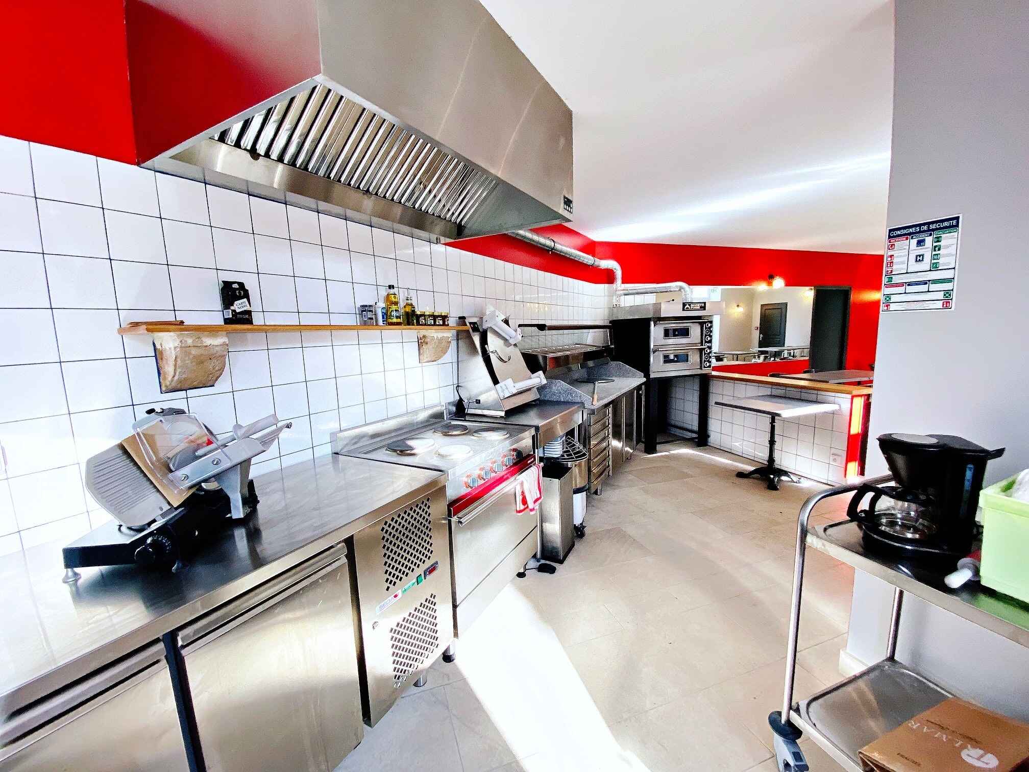 Vous souhaitez vous impliquer dans la vie d’une commune dynamique ?
Vous souhaitez vous reprendre un commerce de proximité ?
Vous recherchez un cadre de vie de qualité ?

Devenez gérant(e) d’un restaurant, libre de suite et tout équipé à neuf. Brasserie, pizzeria, restaurant traditionnel, le champ des possibilités est vaste !

 Aucun investissement majeur n’est à prévoir.

Lieu de vie et d’échange indispensable, le restaurant avec son appartement entièrement rénové est un lieu accueillant où vous pourrez innover, créer un environnement convivial et où vos qualités humaines et professionnelles seront un atout.
Vous bénéficierez du contact avec les habitants attachés à leurs petits commerces et d’une situation idéale dans le village sur un axe fréquenté.
 
DESCRIPTION DU RESTAURANT
    Salle de restaurant de 53 m² plus une petite salle de 10m²
    Espace cuisine 19 m²
    Sanitaires 7,50 m² avec WC normes PMR, WC standard, urinoir et lavabo
    Chaufferie ( pompe à chaleur et plancher chauffant), petit débarras 5,2 m²
    Remise avec frigos, congélateur, cave à vins, réserve alimentaire
    Espace bar 5 m²
    TERRASSE EN ÉTÉ

ÉQUIPEMENT CUISINE
    Four à pizzas 2 chambres de 4
    Hotte de four
    Pétrin
    Trancheuse
    Façonneuse
    Table froide de préparation avec présentoir d’ingrédients
    Table froide standard
    Fourneau ambassade 4 plaques convection forcée
    Hotte dynamique
    Friteuse
    Chariot 2 plateaux
    Congélateur couvercle battant
    Armoire réfrigérée
    Vitrine réfrigérée pour les desserts
    Cave à vin
    Table inox
    1 plonge avec douchette
    1 lave vaisselle
    1 lave main
    1 bar 2,50m avec AR bar réfrigéré
    1 lave verres
    1 machine à glaçons 30 kgs
    1 poubelle 100 litres sur roues

MOBILIER
    18 tables carrées 70-70 avec pieds rétro 4 branches en fonte
    Vaisselier
    34 chaises style tolix
    1 table en chêne 8 personnes
    8 chaises à venir

CONDITIONS COMMERCIALES
Location-gérance du restaurant : 800 € HT par mois
Logement : 400 € TTC par mois
 
 LOCALISATION
MOULINS-ENGILBERT est un charmant petit bourg médiéval de 1600 habitants, avec ses hameaux, situé dans le Parc Naturel du Morvan, dans la Nièvre. Riche de ses patrimoines naturels et culturels situés au centre de la Bourgogne, Moulins-Engilbert est un village attractif et dynamique, au cœur d’une région préservée, entre les grands lacs du Morvan (Panneciere et des Settons)et le Canal du Nivernais. Le villlage est situé à 10 min de la station thermale de St Honoré les Bains et à 30 min du site historique et touristique de Bibracte, vieux de plus de 2000 ans, qui attire plus de 80 000 visiteurs par an.
 
DANS LE VILLAGE
    Professionnels de santé, pharmacies
    EHPAD
    Restaurants
    Commerces divers (grande surface, magasin de producteurs, boulangeries, bars-tabac-presse, magasin de bricolage, coiffeurs, garages, etc)
    Marché le mardi (foire le 1er mardi du mois)
    Marché au cadran chaque semaine, un marché aux bestiaux de race charolaise de renommée internationale
    Services (banques, agence postale, notaires, taxis, artisans, office de tourisme)
    Collège, écoles, centre social, garderie, centre social
    Equipements sportifs
    Associations diverses
    Musée
    Médiathèque

Découvrez plus d'informations sur le territoire en visitant les sites internet de la Communauté de Communes Bazois Loire Morvan, de l'office de tourisme Rives du Morvan et de la ville de Moulins-Engilbert :
https://www.bazoisloiremorvan.fr/
https://www.rivesdumorvan.fr/
https://www.moulins-engilbert.fr/