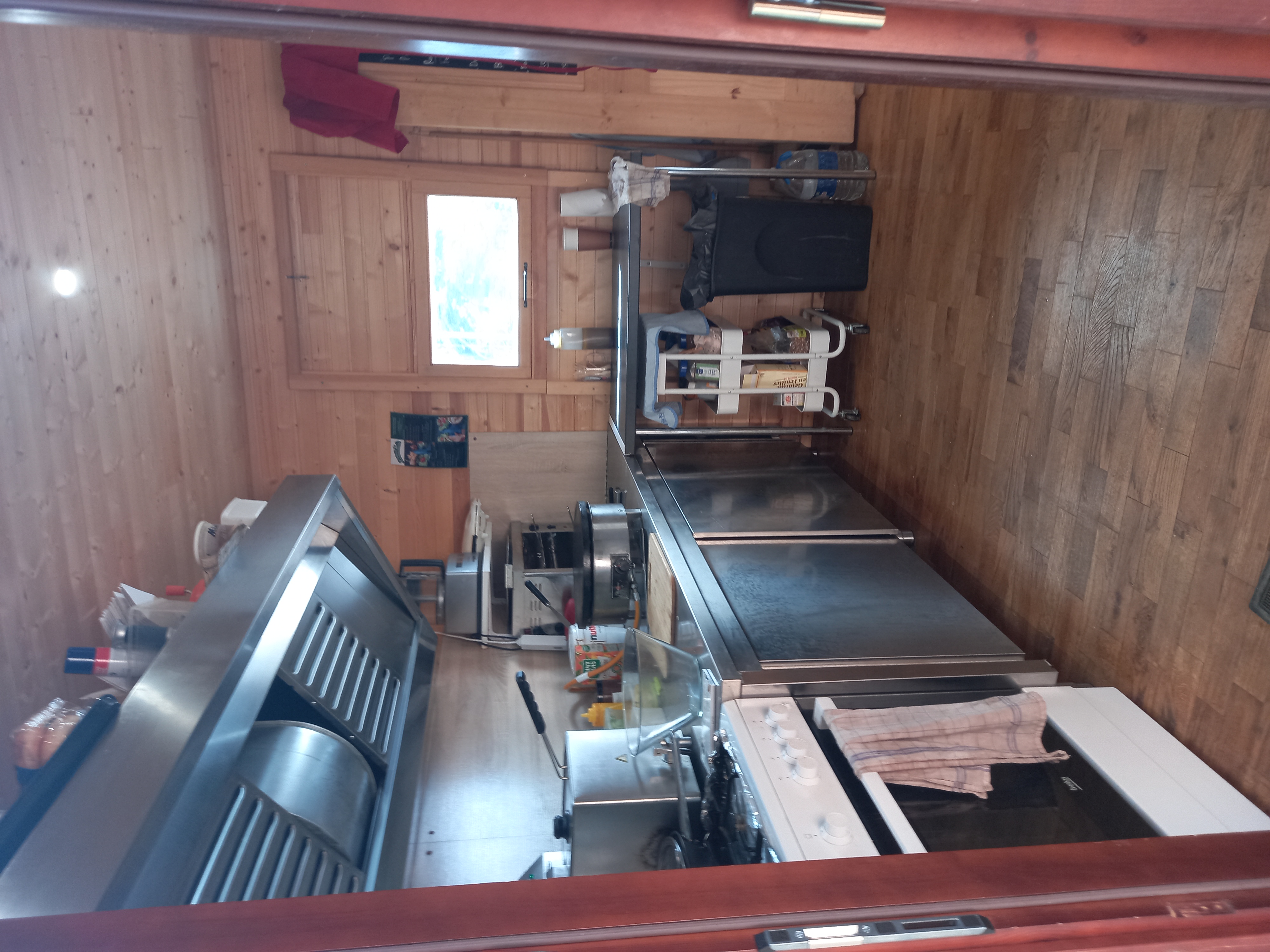 Vous rêvez de tenir un petit restaurant en montagne, pour les randonneurs, les skieurs,les vtts, les soirées anniversaires, contes, bivouac autour du resto.
Ceci est fait pour vous.

Vends roulotte restaurant 33m2  et chalet 12m2, grande terrasse 40m2, exploité 2 ans, vend cause familial.  Neuve. Convention d occupation des sols avec la mairie, petit loyer annuel.
Situé sur le Vercors à 1300m, à 30 min à pied de la station, accès par route forestière au pied du resto en été.  Hiver télésiège à 50m
55000 euros. Possibilité de loger en saison 1 à 2 personnes. Eau électricité....tout équipé table cuisine pro, couverts....pour démarrer demain.
Contact en message privé 
Tyrolienne geante à 30m vtt de descente.
Belle affaire à saisir