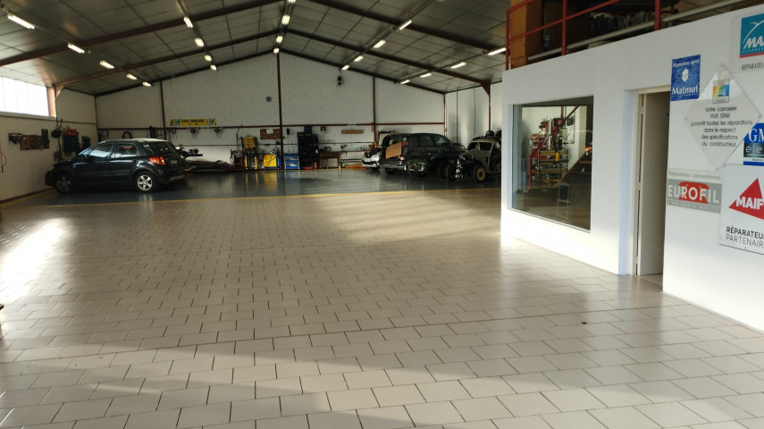 Opportunité rare dans le Morvan !

Le garage POLYAUTO, implanté à Lormes, est à vendre (murs + fonds de commerce).

✅ Entreprise saine et reconnue depuis 1992
✅ Activité spécialisée en carrosserie & peinture
✅ Nombreux agréments assurances (≈ 80 % du CA)
✅ Carnet de commandes complet sur 6 semaines
✅ Clientèle fidèle sur un rayon de 30 km (Château-Chinon, Corbigny, Ouroux-en-Morvan…)

🔧 Atelier de 700 m² entièrement équipé
🔧 Cellule de ponçage récente (2014)
🔧 Aucun investissement à prévoir

👥 Équipe en place : 1 gérant + 2 salariés

📈 Chiffre d’affaires moyen : 540 000 € à 630 000 €
💰 Résultat moyen sur 3 ans : 39 000 €

📍 Environnement rural dynamique où l’automobile est essentielle au quotidien

📌 Potentiel de développement (location de véhicules possible)

💼 Cause de la vente : départ à la retraite

Prix : 
Fonds de commerce : 280 000 €
Murs : 320 000 €