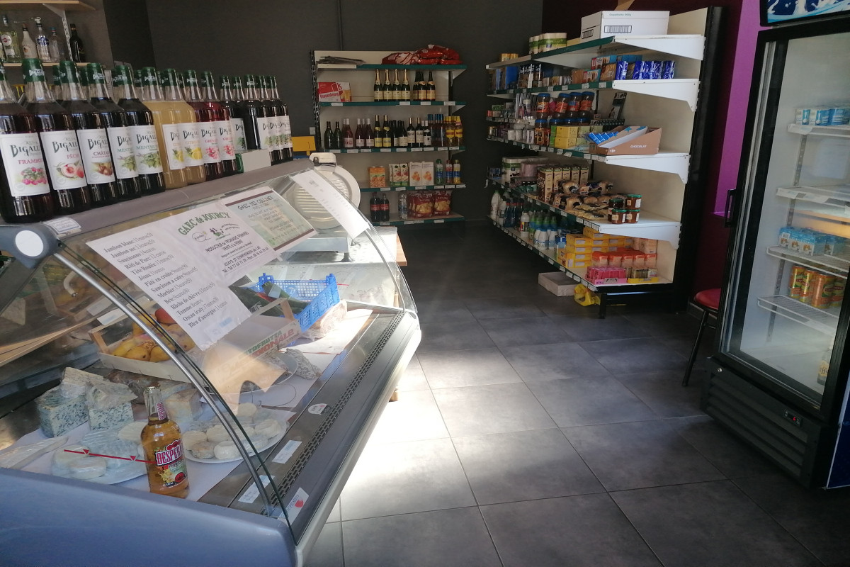 * Fonds de commerce à reprendre à St Marcel de félines 42122, en face du château qui est classé monument historique depuis 1961, à 2.5 kilomètres de l'autoroute A89 ET A72, à 29km de Roanne.

 * Un local Café, restaurant, épicerie composé de :
   - Une salle de bar avec partie épicerie, point poste et dépôt de pain
   - Une salle de restaurant , une cuisine, 2 wc, une cour intérieur
   - Au sous-sol, deux caves

La commune est propriétaire des murs, du gros matériel et de la licence IV