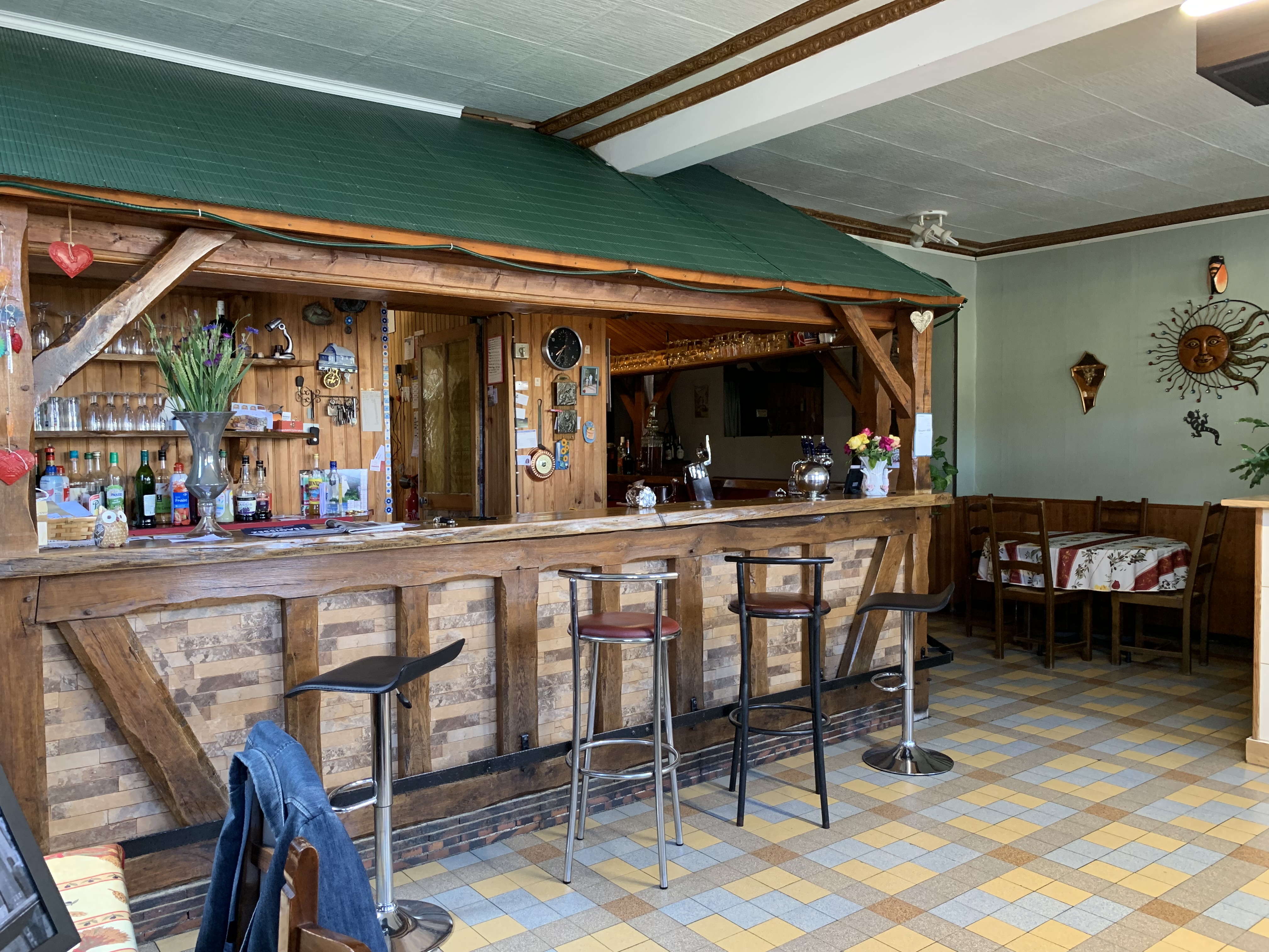 Une magnifique bâtisse sur la place de Breteuil. Terrasse devant et en cour privée.
Jusqu’à présent restauration traditionnelle. Gros potentiel. Licence 4. Appartement de fonction. Garage. Nombreuses dépendances. Parking gratuit sur la place. Toutes commodités en centre ville. Vie associative très dynamique. Piscine couverte, école, collège, crèche. Gare direct Paris à 10mn. Village de la route fleurie. 
À saisir de toute urgence ! Un joyau en Normandie !