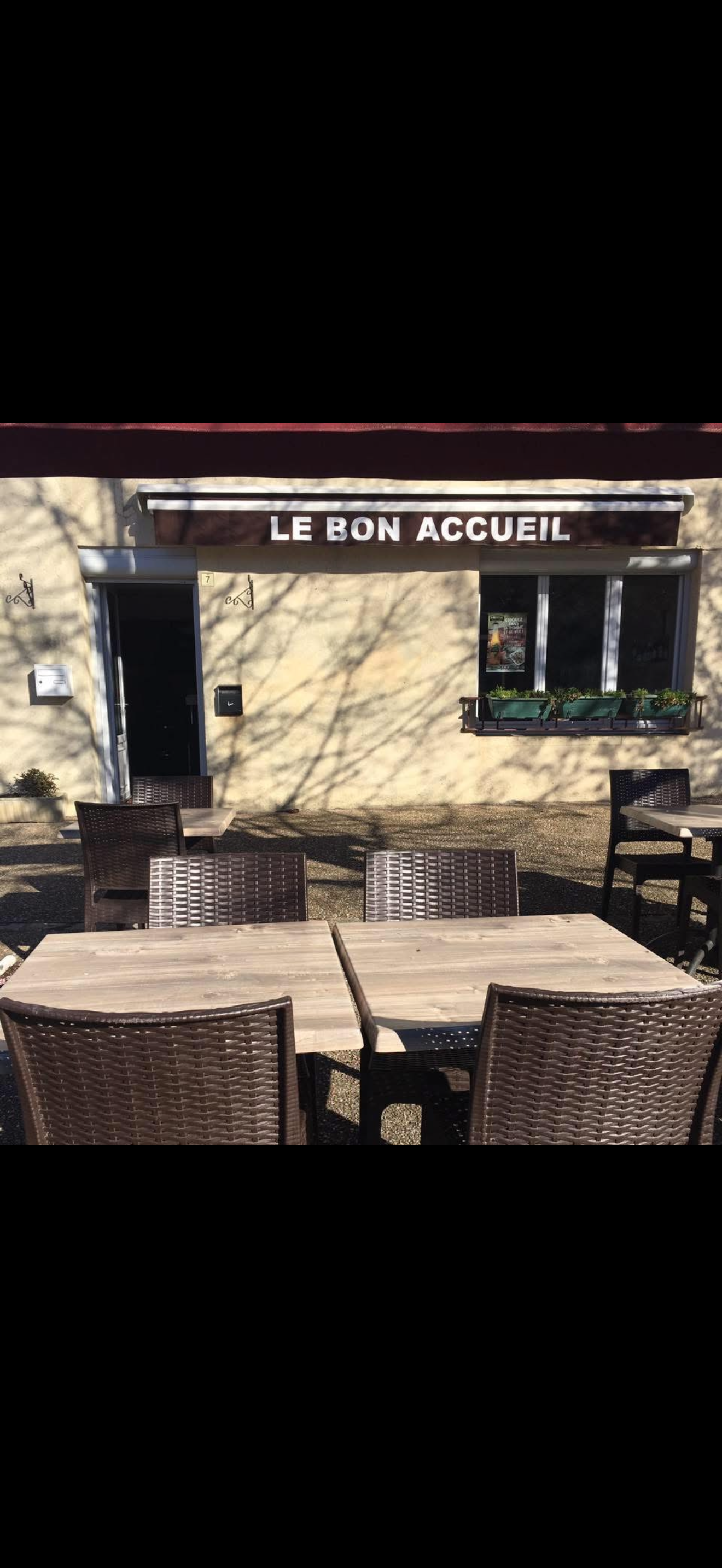 À vendre – Fonds de commerce Bar-Restaurant avec Licence IV – Murs en option – Saint-Pierre-le-Moûtier (58240)

Situé sur la place de l’Église à Saint-Pierre-le-Moûtier, ce bar-restaurant bénéficie d’un emplacement central et d’un fort potentiel de développement.

Le fonds de commerce – 63 000 €

Le fonds est vendu avec l’ensemble du matériel de bar et de restauration, permettant une reprise immédiate de l’activité.

Aucun contrat brasseur, vous restez libre de choisir vos fournisseurs.

Licence IV : 2 000 €

Le commerce

Bar de 24 places assises
Salle de restaurant de 30 places assises
Terrasse de 30 places
Cuisine professionnelle équipée
Réserve
Espace de stockage
Toilettes PMR

Travaux réalisés

Salle de restaurant et sanitaires rénovés en 2015
Chaudière gaz installée en 2015
Toiture 2015
Chauffage au gaz et électrique
Côté bar, seul le revêtement de sol reste à moderniser

Appartement de fonction rénové en 2022– Environ 120 m²

Au-dessus du commerce :

Cuisine aménagée (2023)
Grand salon
2 chambres avec possibilité d’en créer une 3ᵉ
grenier aménageable 
Salle d’eau
WC séparés
Palier
Chauffage au gaz

Murs commerciaux

Deux possibilités :

Achat des murs : 150 000 €
Ou location : 1 550 € TTC/mois pour les murs commerciaux + 400 € TTC/mois pour le logement si meublé 600€

Une belle opportunité pour un couple ou un professionnel souhaitant exploiter un établissement avec logement sur place.

Renseignements, bilan et chiffres d’affaires donnés à notre rdv, photos complémentaires et visites sur demande.