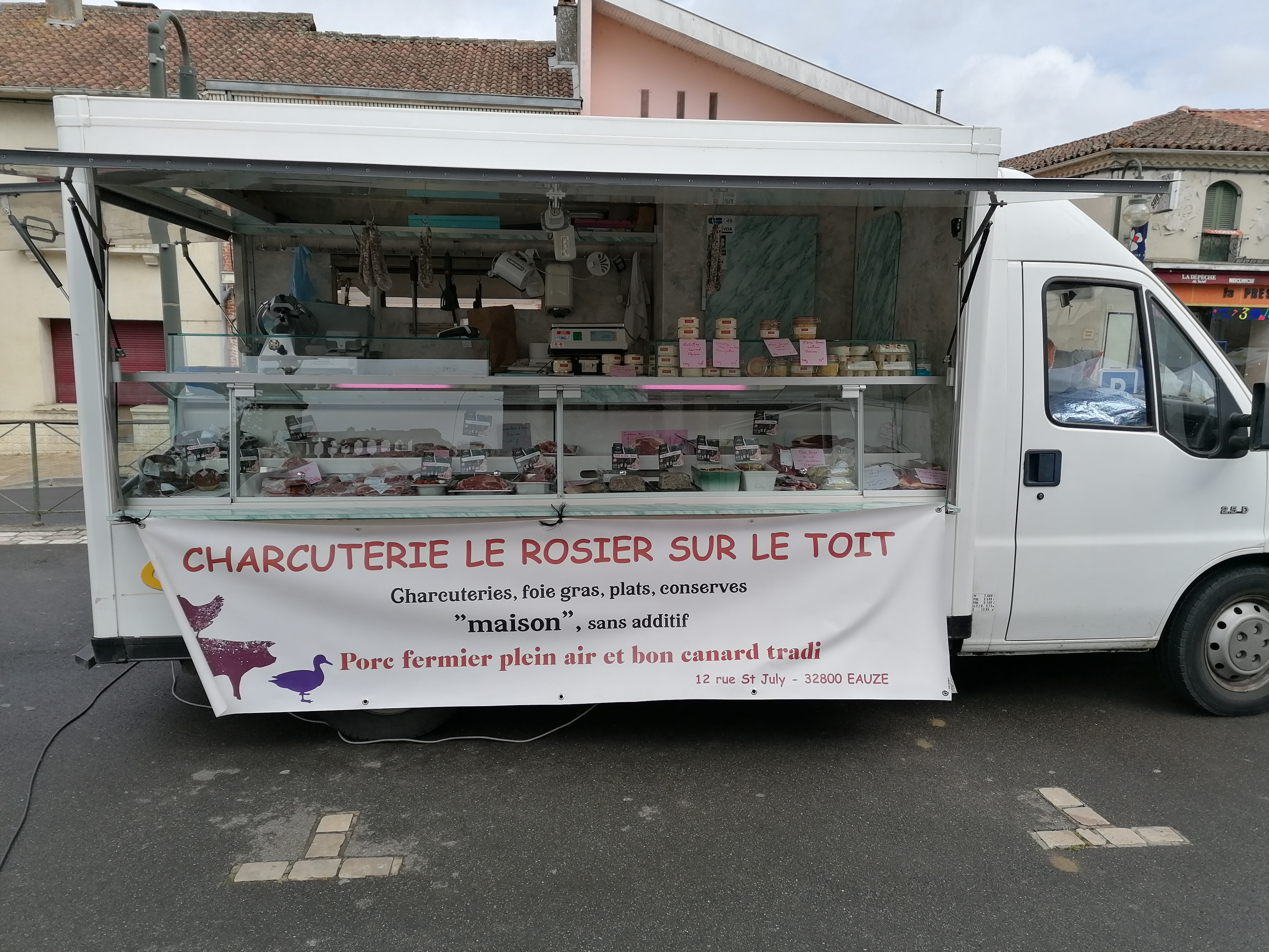 Vente de notre charcuterie artisanale, produits 100% faits maison, sans additifs et avec des viandes de qualité.  CA supérieur à 300K €. Installés dans une charmante petite ville du Gers, Eauze capitale de l'Armagnac, venez nous rencontrer aussi sur nos marchés à Barbotan, Eauze et Roquefort dans les Landes, vous pourrez vous rendre compte de l'intérêt que portent nos clients à nos produits de qualité. Petit prix pour une bonne rentabilité. Possibilité d'acheter les murs incluant un appartement à rénover à l'étage. Le prix de vente comprend le fond, le matériel et le camion.