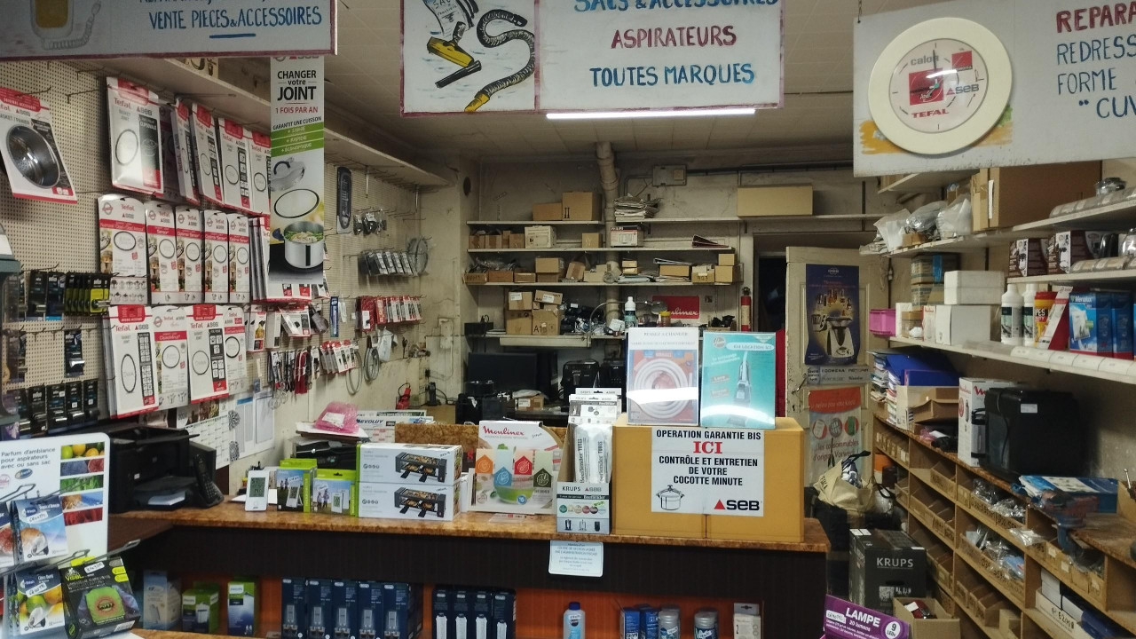 Fonds de commerce GAP DEPANNAGES – Réparation & Pièces Électroménager

Venta d'un commerce sans concurrence, solidement établi depuis plus de 25 ans en plein cœur de Gap.

GAP DEPANNAGES est une entreprise artisanale spécialisée dans la vente de pièces détachées et la réparation de petit électroménager (cafetières, fers à repasser, aspirateurs, rasoirs…), jouissant d'une excellente réputation locale et d'une clientèle fidèle et régulière.

L'entreprise est agréée par les plus grandes marques du secteur (SEB, Tefal, Calor, Moulinex, Hoover) bénéficiant ainsi de leur support technique et commercial, un atout directement transmissible au repreneur.

La vente comprend le fonds de commerce (clientèle, notoriété, nom commercial) ainsi que le stock de pièces détachées.

Les points forts : aucune concurrence directe sur Gap et ses alentours, un emplacement en centre-ville avec fort passage, des agréments grandes marques maintenus pour le repreneur, une structure légère et simple à reprendre, et un vrai savoir-faire technique de plus de 25 ans transmissible.

Le potentiel de développement est réel : le marché de la réparation est en plein essor grâce à l'indice de réparabilité imposé par la loi et à une clientèle de plus en plus sensible à la lutte contre l'obsolescence programmée. Réparer plutôt que jeter, c'est une tendance de fond et GAP DEPANNAGES est parfaitement positionné pour en profiter.

Pour plus d'informations ou pour convenir d'une visite, contactez-moi directement !