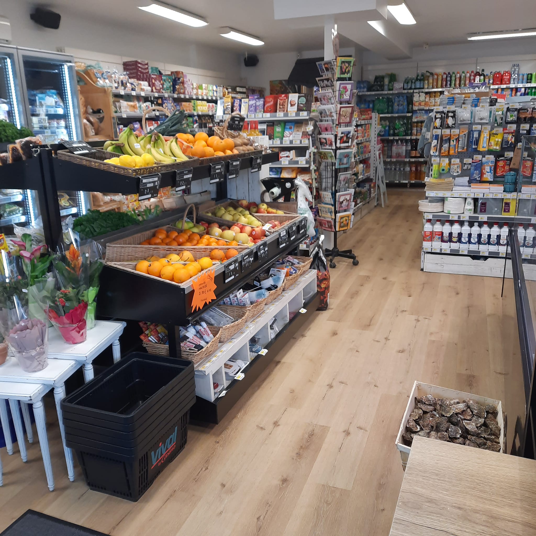 EPICERIE (ENSEIGNE VIVAL GROUPE CASINO)
PROFIL DE REPRISE IDEAL : Vous rêvez de reprendre une très jolie épicerie viable et rentable. Vous souhaitez allier qualité de vie et vie professionnelle. Le VIVAL de Saint Vincent des Landes est fait pour vous !

plein centre bourg, parking, passage intensif dans la zone de tous les commerces
Saint Vincent Des Landes, un village dynamique et en plein développement.

LOCAL ET EQUIPEMENT :
80M² de surface de vente
70m² de réserve ( dont 1 bureau )
 Parking devant- Conformité ERP
Bail communal à faible loyer ( 252€ht/mois )
Points forts : Aucun travaux à prévoir. Matériel neuf.

CHIFFRES :
chiffre d'affaires annuel H.T : 323 000€ 
Inclus dans le prix de vente : matériel, véhicule de fonction

ACTIVITE ET ORGANISATION :
Epicerie traditionnelle, Espace traiteur
Clientèle variée 
Fermeture : dimanche après-midi et jeudi toute la journée.
Horaires : 8h30-12h30/ 15h30-19h00
Organisation actuelle : La gérante sur 3 jours+1 salarié 20h/semaine
Points forts :  l'organisation peut être revue, le contrat salarié s'arrête avec la vente.

MODALITES POSSIBLES :
Accompagnement
Transition.