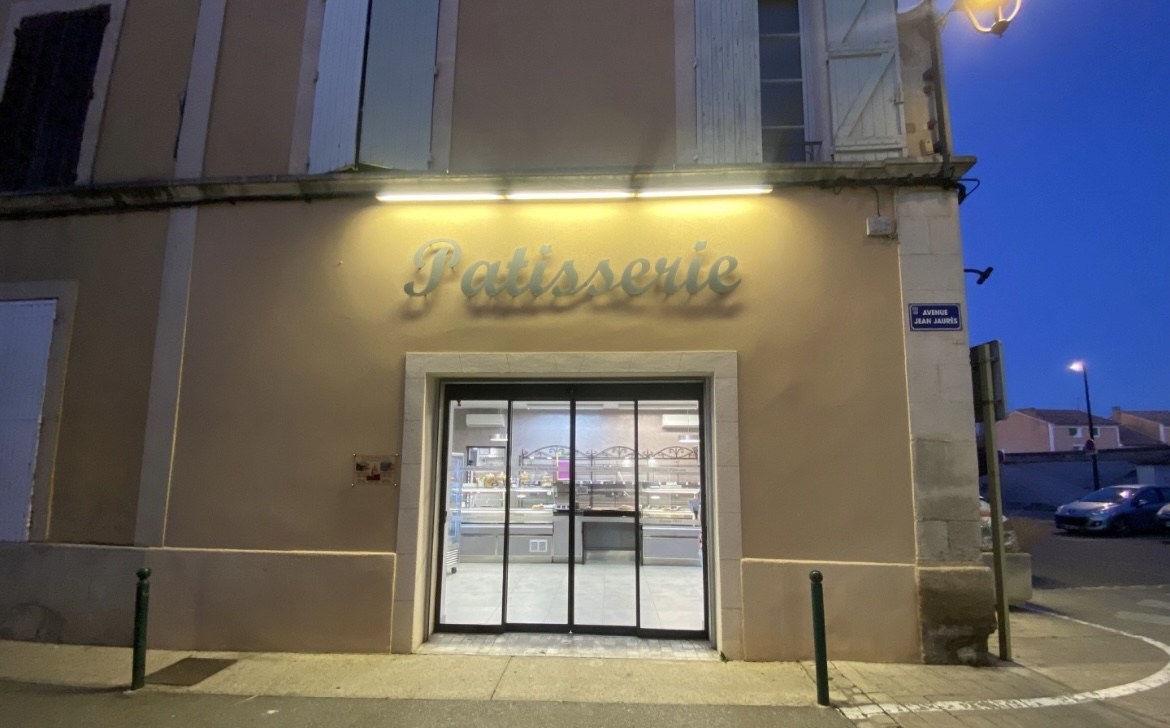 Unique Boulangerie Pâtisserie dans le village de Caderousse de 2800 habitants, sans concurrence, emplacement idéal.

Fond de commerce à vendre implanté depuis 35 ans, secteur Orange - Gard 

Boulangerie située sur l’artère principale à l’entrée du village avec facilité de stationnement.
Emplacement stratégique au carrefour du Vaucluse et du Gard.
Un environnement privilégié à deux pas des axes routiers, notamment autoroutes A7 / A9 et de la Via Rhôna et ses nombreux cyclistes.
Locaux entièrement rénovés et équipés de 230 m2 : magasin + laboratoire + atelier + possibilité appartement de fonction et également un plateau aménageable supplémentaire de 120m2.
Chiffre d’affaires HT 2024 : 345.000€ en progression 
Fort potentiel sur le développement de l’activité Snacking avec l’afflux de vélos de la Via Rhôna.
Bail neuf à la vente, loyer annuel 28.000€ HT 
Possibilité d’acheter les murs 400.000€ 
Pour plus de renseignement, n’hésitez pas à adresser un mail.