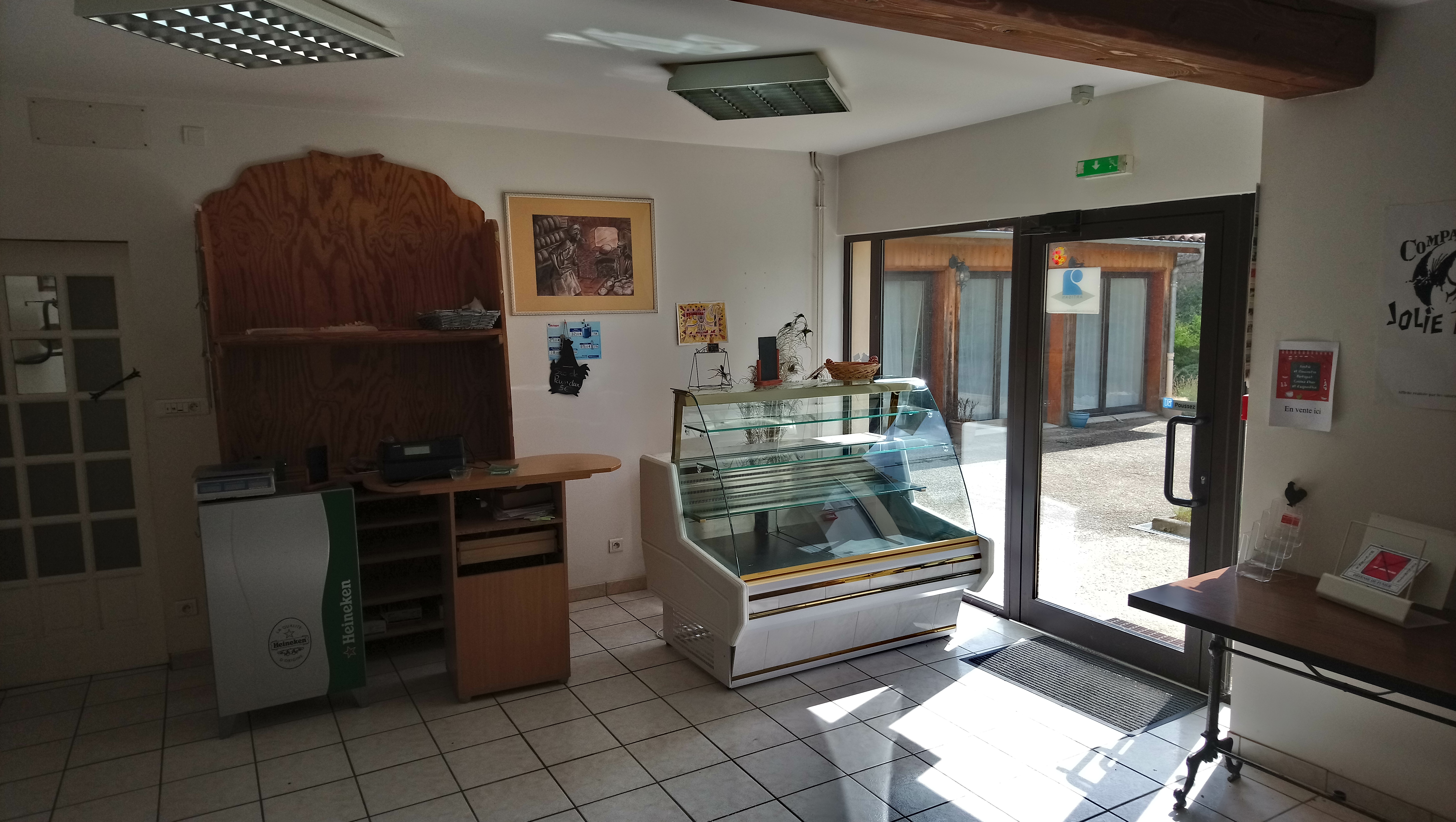 La Communauté de communes Ambert Livradois Forez propose la reprise de gérance d'un commerce de proximité situé sur la commune de Bertignat (471 habitants - www.bertignat.com). Ce village bénéficie d'un cadre de vie remarquable au sein d'un territoire réputé pour ses activités de pleine nature.

Cette commune dynamique le prouve par la présence de nombreuses associations, d'une caserne de pompier, d'une agence postale, d’une bibliothèque, d'une école allant de la maternelle au primaire, d'un service de ramassage scolaire pour collège et lycée. Bertignat n'attend plus que vous pour la reprise de son multiple rural !

Venez faire vivre ce lieu de convivialité au cœur du village, à 15 min d'Ambert, 1 heure de Clermont-Ferrand, où chacun puisse se retrouver pour passer un agréable moment autour d'un verre ou d'un repas.

Les locaux professionnels sont constitués d'un ancien fournil de boulangerie de 60m², d'un espace de stockage de 10m², d'une cuisine de 22m² et d'un grand garage de 65m². La partie destinée à l'accueil du public est composée d'une partie épicerie boulangerie de 30m², d'une salle de bar de 30m² elle aussi ainsi que d'une salle de restauration de 50m². Ce commerce en activité depuis plus de 18 ans possède une réelle capacité de développement, notamment sur la partie restauration.

Ce commerce dispose également d'un logement de 80m² au 1er étage composé de 3 chambres, salle de bain, salon et coin cuisine. Jardin et garage attenant. L’ensemble bénéficie d'un loyer modeste de 600€ HT par mois.

Les offres de reprise sont à envoyer par courrier à : Monsieur le Président, Communauté de communes Ambert Livradois Forez, 15 Avenue du 11 novembre 63600 AMBERT ou par mail à chloe.seve@ambertlivradoisforez.fr 

Le début de l’activité est envisagé en août/septembre au plus tôt.

Les candidatures devront comporter :
- un CV du/des repreneur(s) indiquant vos diplômes et votre/vos expériences
- une lettre d'intention précisant vos motivations, vos perspectives pour développer l'activité
- votre apport personnel pour disposer d'une trésorerie de départ
tout autre élément qui vous paraitrait judicieux pour valoriser votre candidature

Pour tout renseignement complémentaire, vous pouvez contacter :
- Chloé SÈVE, service attractivité territoriale à la Communauté de communes
Tel : 07.86.54.20.24 ou chloe.seve@ambertlivradoisforez.fr
- Jacques POUGET, maire de Bertignat
Tel : 04.73.82.06.19 ou bertignat.mairie@orange.fr

En zone de revitalisation rurale (ZFRR), toute reprise de commerce bénéficie d’une exonération fiscale totale durant 5 ans, puis dégressive dans les années suivantes. Il est possible d’être accompagné techniquement et/ou financièrement par le Réseau Initiative, France Active, le Parc Livradois Forez, la CMA, la CCI ou la BGE. Il existe également une aide destinée aux petites entreprises du commerce, à l’artisanat et aux services avec points de vente, en co-financement entre la Communauté de communes Ambert-Livradois-Forez et la Région Auvergne Rhône-Alpes.