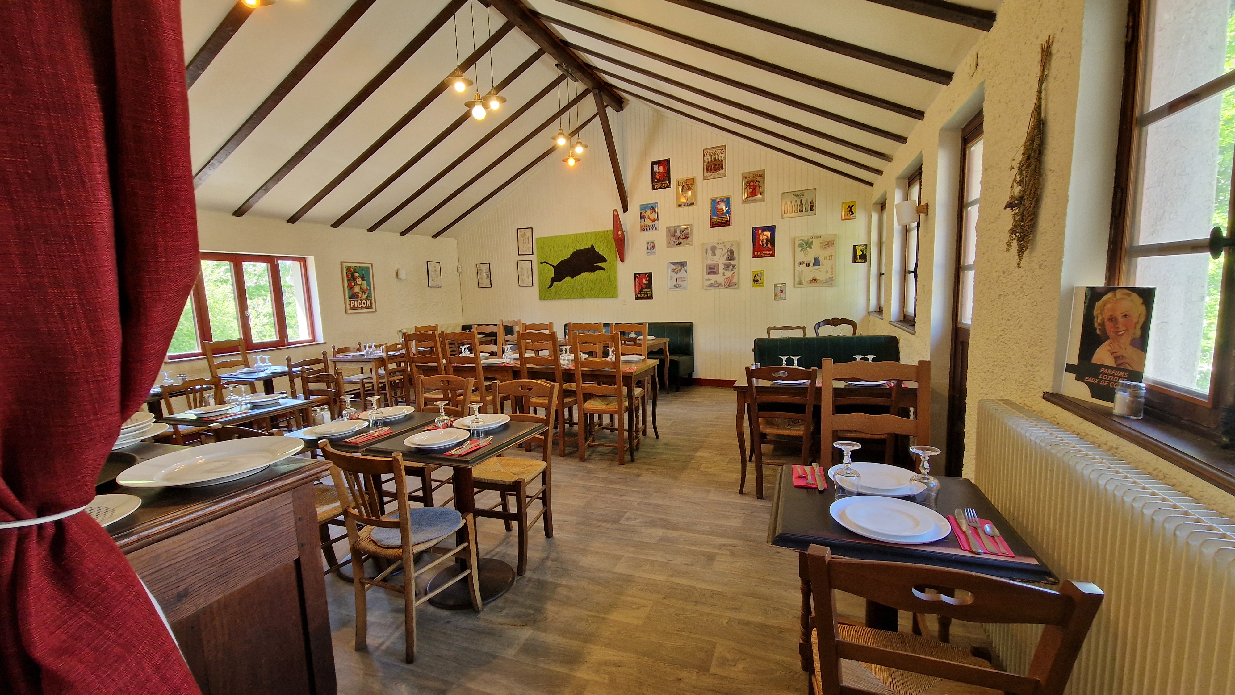 Localisation :

A 1 heure de Limoges, le bien est situé dans le centre bourg, à proximité de toutes les commodités (commerces, médecins, crèche, écoles). La commune dispose d'un marché hebdomadaire et d'une vie culturelle et sociale dense grâce à de nombreuses associations.
Du fait de sa proximité avec le lac de Vassivière, au cœur du  Parc Naturel Régional de Millevaches, l'auberge bénéficie d'un flux touristique important.

Accessibilité en voiture : 

- 15 minutes du lac de Vassivière
- 35 minutes d'Aubusson
- 45 minutes de l'A89 (Bordeaux/Lyon)
- 1h de Limoges et Guéret
- 3h30 de Bordeaux, Lyon et Toulouse

Description du bien : 

Ce commerce de proximité propose une restauration de type ouvrière et bistronomique en période estivale et accueille de façon régulière des repas de groupes. Le potentiel de développement comprend des activités complémentaires (FDJ, traiteur…).
Le CA annuel est d'environ 350 000 €

Caractéristiques du bien : 

- un bar avec comptoir
- un espace de vente de tabac
- une cuisine équipée
- une salle de restaurant de 50 couverts
- une terrasse agréable et ensoleillée à l’arrière du bâtiment permettant de doubler la capacité d’accueil
- un parking à proximité
- Licence IV
- une logement à l'étage