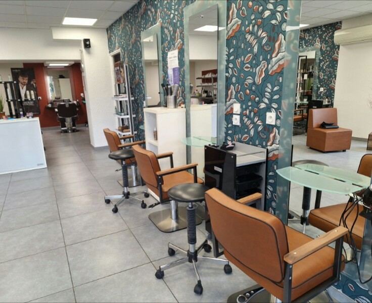 Vends salon de coiffure implanté au coeur d'un village de la Drôme des Collines depuis vingt ans. Clientèle très fidèle et régulière. Superficie 90 mètres carré.
Salon en parfait état totalement rénové aux normes handicapés et mobilier neuf, très lumineux avec stationnement gratuit dans tout le village.  Quatre postes de travail , un espace barbier, deux bacs à shampoing électriques, réserve-buanderie, toilettes, grande cuisine pour la pause déjeuner.
Un salon où il fait bon travailler avec vue très agréable sur un coteau arboré.
A visiter en toute sérénité