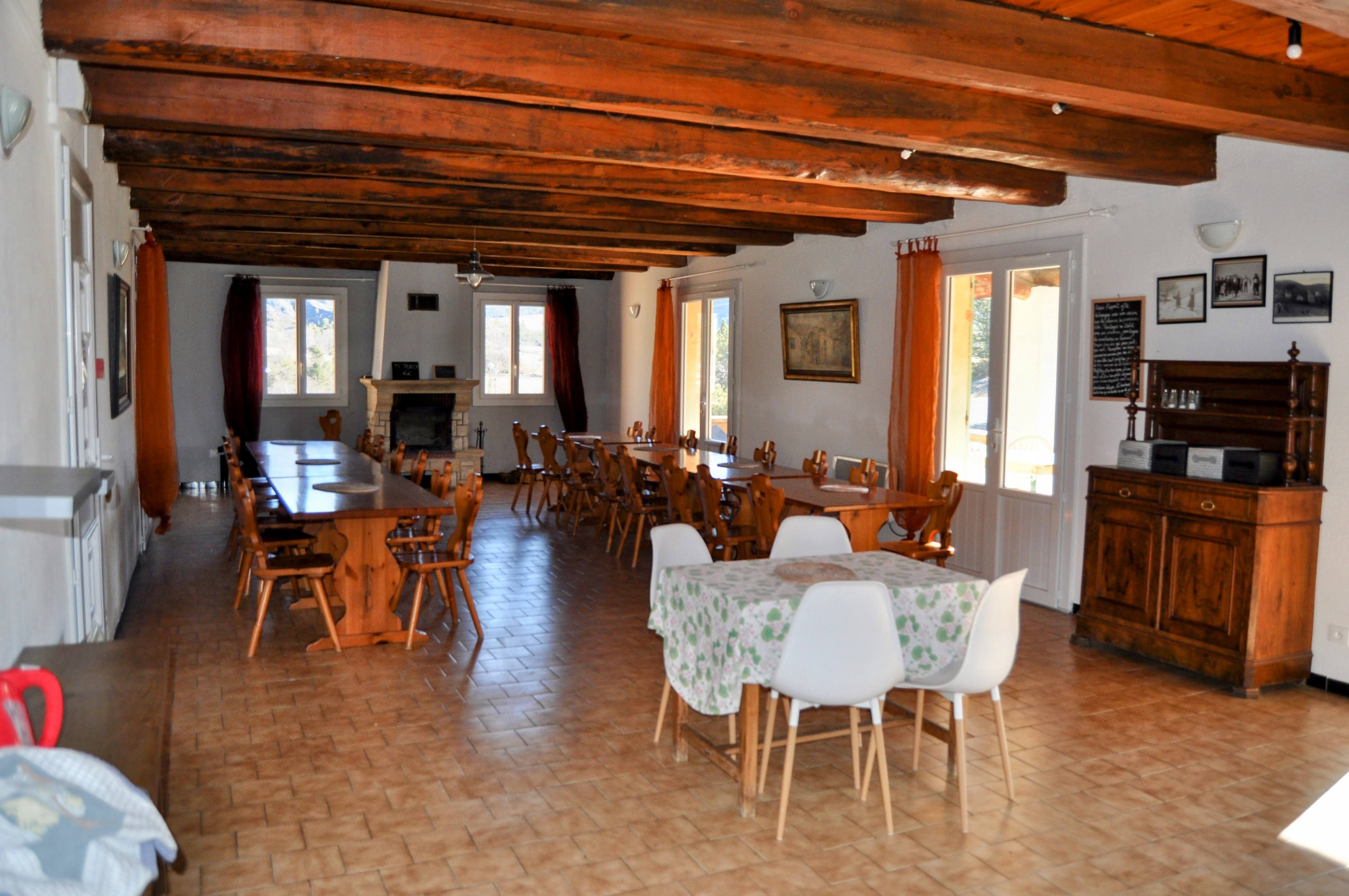 Vente de fonds de commerce – Gîte touristique de grande capacité en Provence – Tartonne (04330)
Type d’activité

Hébergement touristique – Gîte de groupe – Bar – Restaurant

Localisation

Tartonne (04330), village de montagne situé au cœur des Alpes-de-Haute-Provence, dans un environnement naturel préservé, proche des sentiers de randonnée (GR TPA), circuits cyclo (Petites Route du Soleil), VTT (Chemins du Soleil), et moto. Tartonne fait partie de la Réserve géologique de Haute-Provence, la plus grande réserve géologique d’Europe, offrant ainsi un terrain de découvertes unique pour les passionnés de géologie et de paysages préservés. En 2026, un site de médiation autour des découvertes géologiques de la région sera inauguré.

Description

Grand gîte de charme (400m2) en activité
Murs appartenant à la commune de Tartonne (loyer 1031 € HT/mois)
Capacité (28 couchages): 7 chambres et 2 dortoirs, sanitaires privatifs et communs
Accessibilité: 2 chambres et 1 sanitaire accessible PMR
Cuisine professionnelle et grande salle à manger (capacité: 45 couverts)
Bar licence IV
Terrasse extérieure nord, barbecue, four a pain, espaces communs conviviaux
Terrasse extérieure sud avec vue panoramique
Jeux d'enfants
Table de ping pong
Terrains de jeu de boules
Site internet bénéficiant d’un excellent référencement
Internet Haut Débit (fibre)
Excellents avis clients: sur Google 4,8, Booking 8,8, Relais Motards
Excellente visibilité sur les plateformes de réservation (Booking, Airbnb, Grand Gîtes, Relais Motards)
Clientèle diversifiée : randonneurs, motards, cyclistes, vététistes, familles, groupes scolaires ou associatifs
Exploité actuellement en hébergement seul, en demi-pension, en gestion libre
Activité clé en main avec potentiel de développement (événements, séminaires, séjours à thème, anniversaires, mariages, repas de groupes)
Labels: Jeunesse et Sport, Tourisme et Handicap, Fédération Française de Cyclisme
Affiliations: Relais Motards, Accueil Vélo, Vélo Loisir Provence, Grands Gîtes
CA 2025 : 72 389 € HT
CA 2024 (sur 10 mois) : 69 281 € HT
giteexterieur
Inclus dans la vente

Bail commercial en cours
Mobilier et matériel complet en bon état
Portefeuille clients
Site Internet: https://www.grand-gite-robines.com
Nom de domaine
Application mobile de visualisation des reservations
Page facebook
 

Potentiel de développement

Restaurant
Activité de bar
Séjours à thème
Accueil de séjour de personne en situation de handicap
Événements musicaux et autre
Séminaires
Gestion libre
Prix demandé :        75 000 €

 Contacts : 06 73 95 99 79 / 04 92 34 26 07  – gite.robines@gmail.com