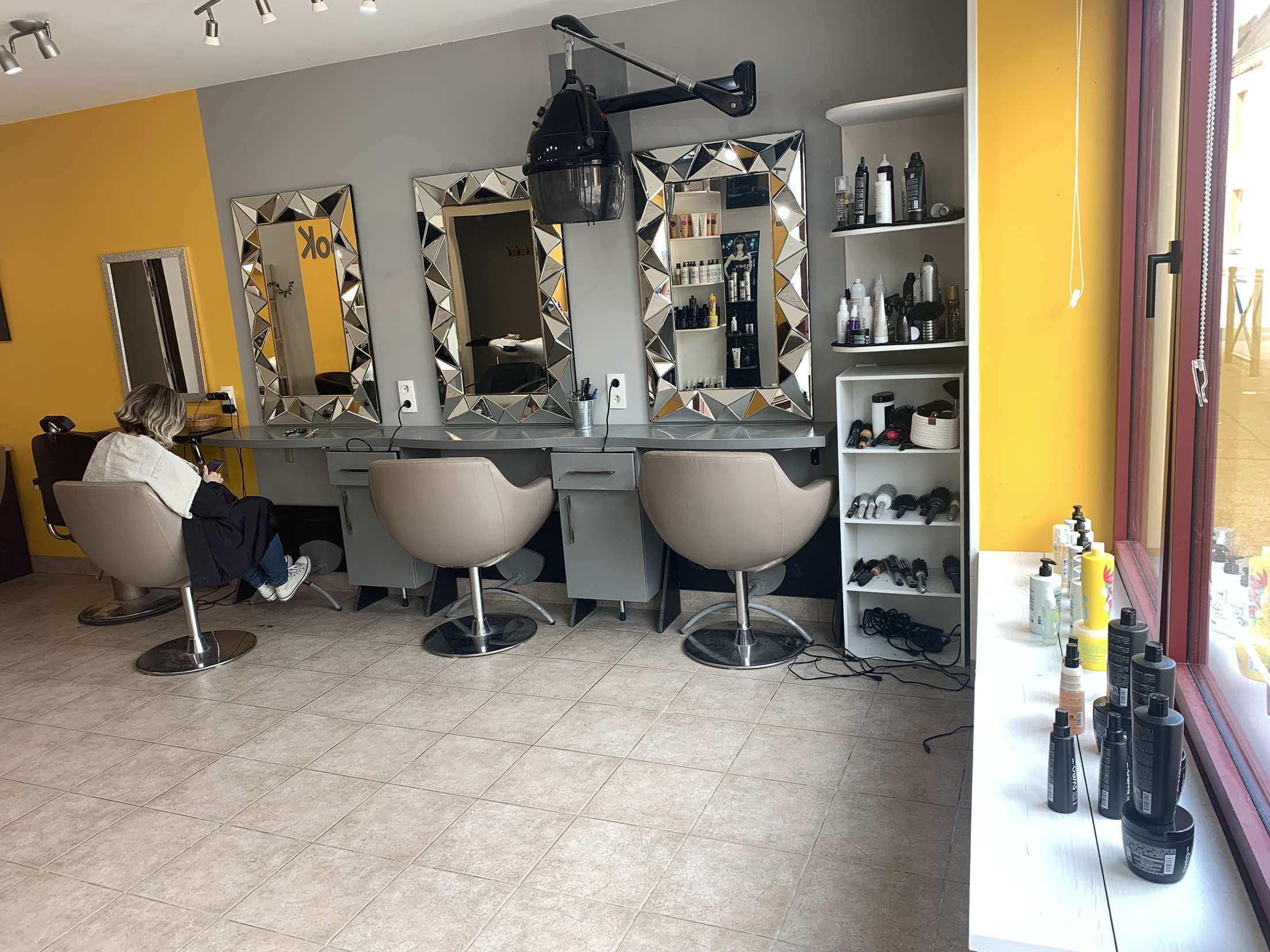 A VENDRE URGENT – Fonds de commerce Salon de Coiffure – Emplacement idéal
Opportunité rare !
Nous vous proposons à la vente un fonds de commerce de salon de coiffure et esthétique, idéalement situé dans une commune de 2 000 habitants, dynamique et très fréquenté. Ce salon bénéficie d’une belle visibilité, d’une clientèle fidèle et régulière, et d’une excellente réputation locale.

Salon lumineux et entièrement équipé
3 postes de coiffage / 2 bacs
Climatisation neuve, mobilier moderne, matériel en bon état
Aucun travaux à prévoir
Menuiserie refaite à neuf
Clientèle mixte, fidélisée depuis plusieurs années (15 ans)
Clientèle aussi à la maison de retraite de moisdon la riviere en plus du salon
Ce fonds de commerce représente une belle opportunité pour un(e) professionnel(le) souhaitant s’installer.
Possibilité d’accompagnement à la reprise.
Possibilité d acheter les murs ou à la location

Suite à des soucis de santé personnels, je me vois malheureusement contrainte de fermer mon salon. Après 15 années d’activité, c’est une décision difficile, mais nécessaire pour me concentrer sur ma santé.
Le fonds de commerce est donc mis en vente à un prix très attractif, en dessous de sa valeur, afin de permettre une reprise rapide.

Ne manquez pas cette occasion de reprendre un salon prêt à travailler dès le premier jour !