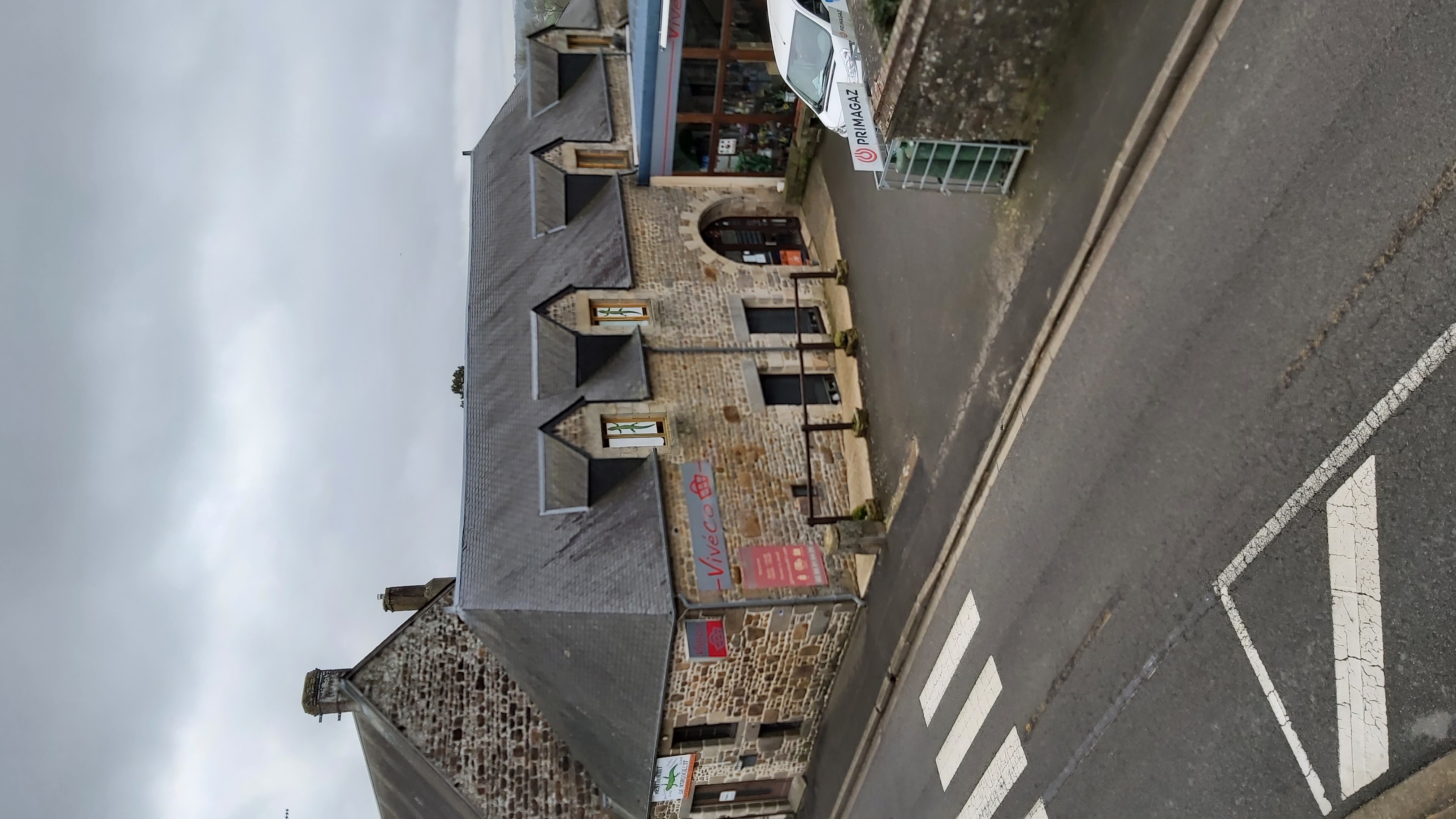 restaurant  situé en basse normandie
 passage des veloscenies et sur le chemin pedestre de montois 
et passage de compostelle
 a 350m de chateaux de carrouges 
periode estival avril a sept 
le restaurant 
comprend  un appartement 80m2 avec deux salle de baim possibilite de faire chambre d'hotes
  une salle de 40 places 

dans une agréable commune du centre de l'Orne 61320 Carrouges.
Bel emplacement au cœur de la commune à seulement 3 heures de Paris, village touristique, étapes vélos cenis.
Idéale pour changer de vie et de travail.
Le commerce bénéficie des biens suivants :
- 
- un grand parking public à proximité.
Ce commerce etait dirigé par un couple à temps plein 
Le village bénéficie d'autres commerces complémentaires de proximité :
- Pharmacie
- Coiffeur
- Boulangerie
- Presse tabac
- Restaurant
- Collège
- Écoles
- Châteaux
- 2 médecins,
- 1 cabinet d'infirmier.
Les info sont uniquement fournies  par telephone ne repond pas mails  ni sms  ,06 26 72 87 39