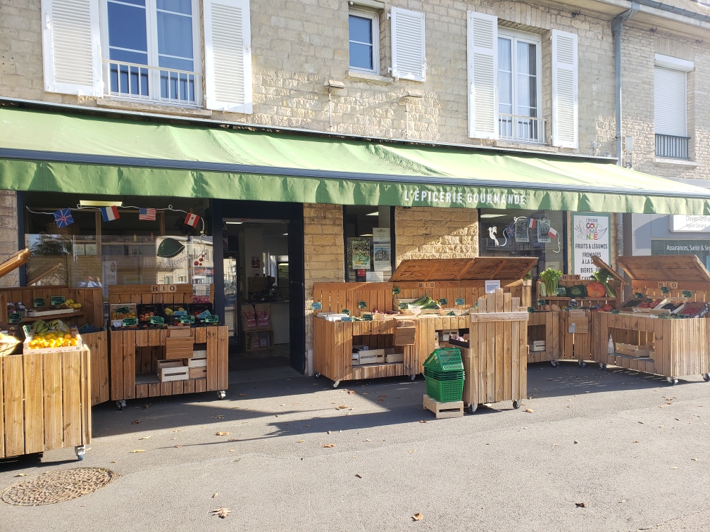 Epicerie (fruits et légumes, fromage à la coupe, charcuterie à la coupe, caves à vins et spiritueux, cosmétiques, divers produits locaux...)
Gérant depuis 2022, nous vendons notre activité pour un autre projet.

Commune dynamique et clientèle fidèle et proche de leurs commerces de proximité.
Emplacement : centre ville avec une grande place devant la boutique pour exposer ses produits lors des beaux jours)
Loyer : 500€ HT 
Surface : environ 80m² + 1 réserve + 1 cuisine 
Cour commune fermée.

CA en évolution depuis l'ouverture
2023 : 227 301€ 
2024 : 265 518€
2025 : 266 706€
Nous avons une forte clientèle pour nos plateaux dinatoires et raclette.

Stock actuel environ 15000€ (discutable pour la vente)

Matériel : 2 trancheuses (2023 + 2024), 3 vitrines réfrigérées pour charcuterie et fromages, 2 frigo pour crèmerie et 1 vitrine négative, 1 armoire frigo, 1 remorque frigorique.

Mobilier : meubles Tradis pour la partie cave et meuble fait sur mesure pour la partie épicerie.

Actuellement nous sommes 2 accompagnés d'un apprenti en BAC PRO MCV.

N'hésitez pas à nous contacter pour tout autre renseignement.