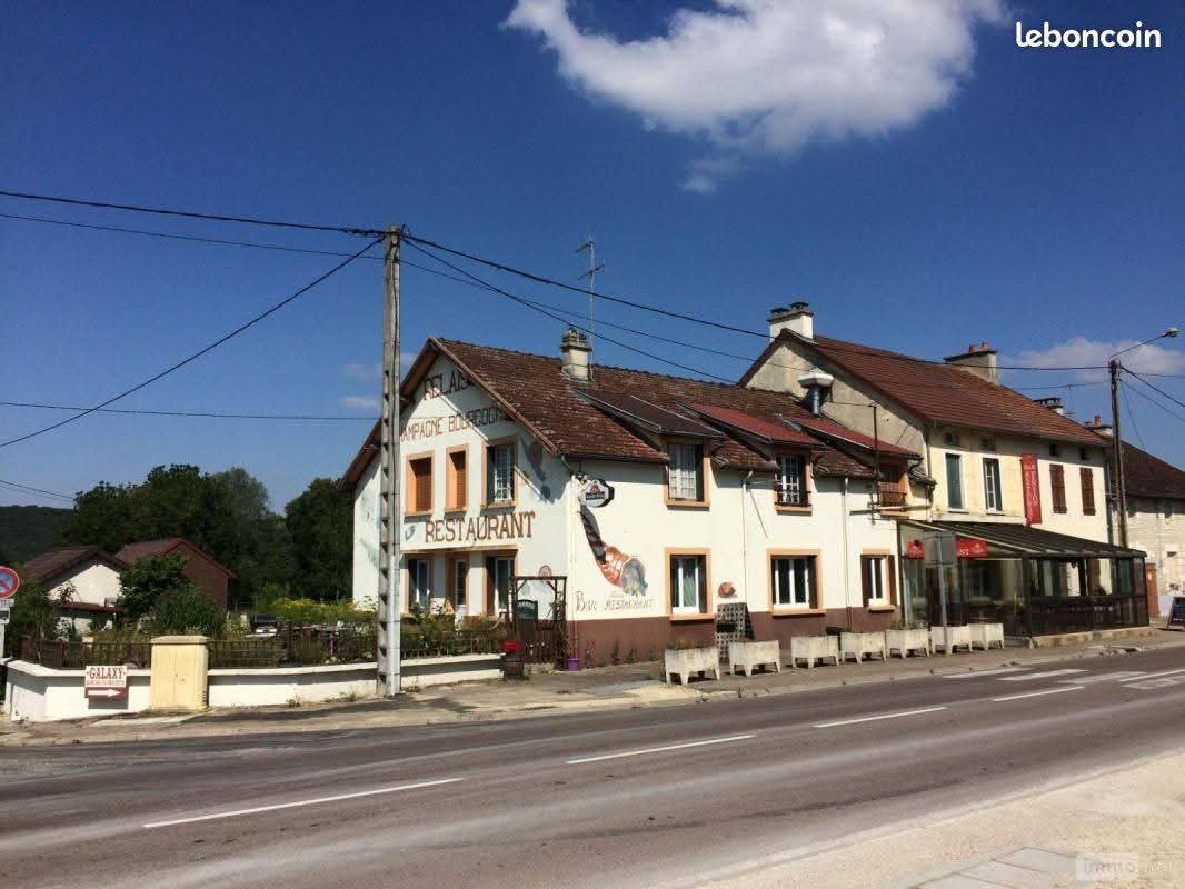 VENTE - LOCATION GERANCE

Du à changement familial, Je me sépare de mon restaurant type routier sur la route TROYES DIJON,  en région Champagne, limite Côté d'or, magasins d'usine à 45 mn ainsi que le parc d'attraction NIGLOLAND, visites de caves champenoises....

Restauration midi et soir, pizzas, soirées à thème, soirées privées également, traiteur des chasseurs...beaucoup de projets à développer...tabac, PMU, FDJ, 7 chambres  utilisables mais à rénover (fenêtre double vitrage effectué). Un appartement et un bureau privé à rafraîchir.
Grand bâtiment avec véranda, terrasse, cours, salle accueillant une cinquantaine de personnes, petite sale privative, 3 caves au sous sol faisant la surface du bâtiment.

A DEVELOPPER !!

Prix bâtiment et grand parking poids lourds 175000€
Prix fond commerce avec licence IV 87000€ (location 1500 €/mois)
location gérance 3300 € / mois

merci à Nathalie pour les photos