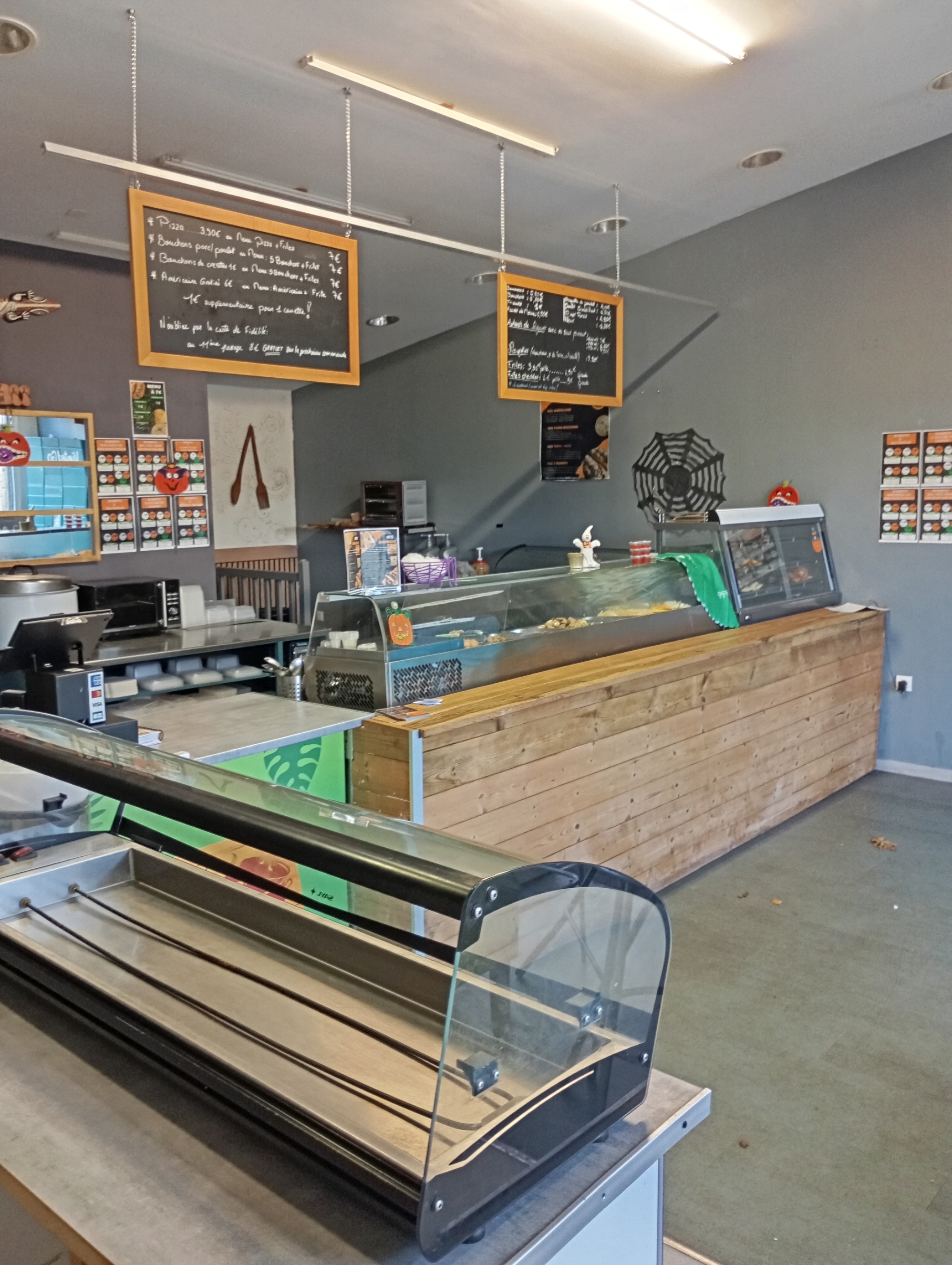 FONDS DE COMMERCE RESTAURANT 95m² – EMPLACEMENT N°1 – PETIT PRIX

36 000 € – NET VENDEUR – AFFAIRE À SAISIR

Quartier Sud – Proche hôpital et centre-ville
Route très passante : environ 8 000 véhicules / jour
Surface totale : 95 m² dont 68 m² salle
Loyer attractif : 850 € / mois
Restaurant réunionnais clé en main (vente à emporter + possibilité sur place).
Clientèle existante.
Bureau 
Toilettes point d'eau chauffe-eau.
Click & Collect + Uber Eats déjà en place.
Point relais colis (+~25 clients / jour).
Grande vitrine 6 mètres + panneau publicitaire 3m x 6m 
Très bonne visibilité 
60m2 de salle si besoin 
Place de parking en face du restaurant 
Parking à proximité ( 10 mètres)
Place handicapé 
Rampe pour fauteuil roulant.
Cuisine 28m2
Economat

✅ POINTS FORTS
Cuisine professionnelle entièrement équipée
4 feux neufs + grill
Chambre froide + cellule de refroidissement.
De vitrine bain-marie chaude plus vitrine bain-marie froide
Matériel de cuisine :
Marmite couteau louche cuillère...
Bac gastro, échelle, plan de travail étagère planche à découper...
Congélateur 1000L
Double hotte + VMC
Gaz de ville (installation neuve)
Électricité monophasée avec arrêt d’urgence
Quelques travaux à prévoir mais fonctionnelles dès à présent.
Idéal pour restaurateur, couple ou investisseur.
Vente cause organisation familiale (activité devenue trop grande à gérer seule).

📞 Contact direct