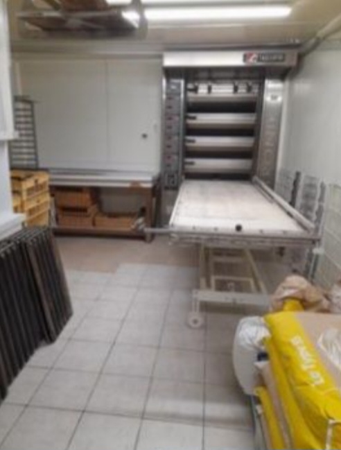 Cette Boulangerie-Pâtisserie est située à 20km de Vannes dans une commune en pleine évolution.
Cette Boulangerie-Pâtisserie bénéficie de nombreux atouts :
- Située en ZRR (Zone de Revitalisation Rurale)
- Entourée de nombreux commerces de proximité et commodités : bar-tabac, épicerie, restaurants, pharmacie, Pôle médical, librairie, crèche, écoles, collèges, lycée...
- Un boulanger a 35h
- Une vendeuse à 30h
- Un apprenti 
- Les labos Pâtisserie et boulangerie sont spacieux, lumineux et plain pied
- Le matériel de production est récent
- Le contrat bleu est bloqué jusqu'en 2027 et transmissible
L'élargissement de la gamme de pâtisserie et du snacking sont les axes à travailler pour développer le CA.