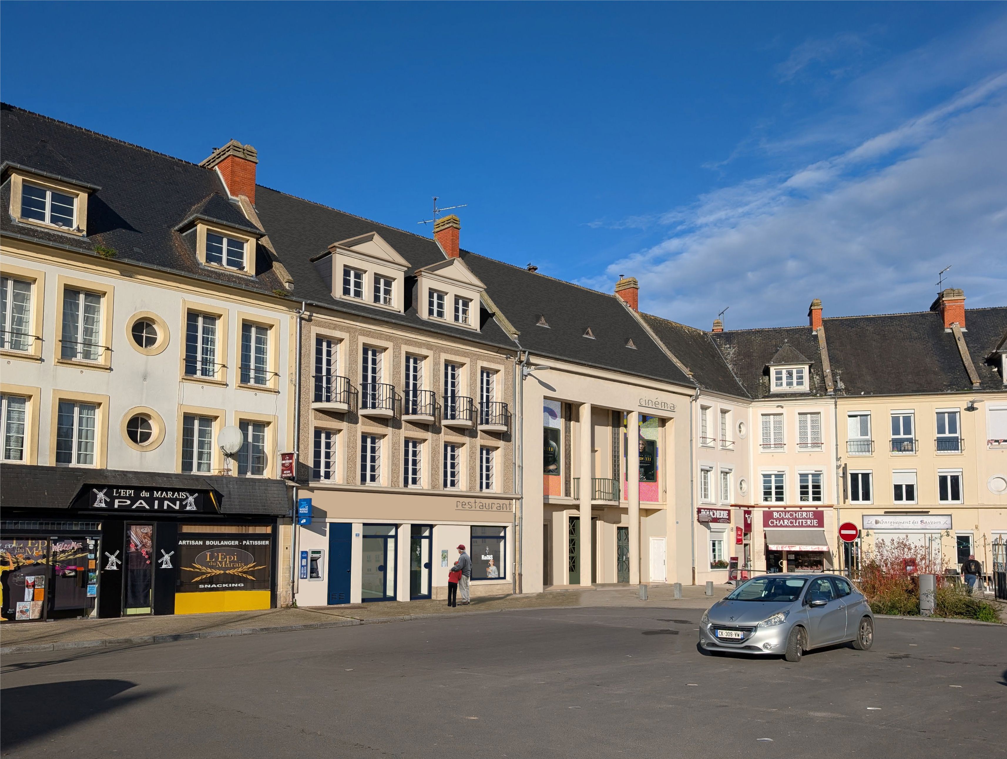 La commune de Trévières propose une belle opportunité d’installation pour les porteurs de projet en restauration.
Un restaurant bistronomique de 40 couverts pourra ouvrir dans les locaux entièrement rénovés de l’ancienne poste, idéalement situés à deux pas du cinéma, au cœur d’un bourg dynamique et commerçant, à proximité d’Omaha Beach et de la RN13.

Caractéristiques du projet
Loyer annuel : 13 700 € HT HC
Local rénové et prêt à aménager
Visite possible sur demande
Accompagnement individualisé par la CMA Normandie dans le cadre du dispositif "Ici je monte ma boîte"

Pour qui ?
Pour les professionnels ou futurs entrepreneurs passionnés de gastronomie, souhaitant développer un concept bistronomique dans un environnement attractif.

Candidater
Les candidatures sont ouvertes jusqu’au 31/01/2026.
👉 Plus d’informations et dépôt de dossier :
https://cma-normandie.wiin.io/fr/applications/restauranttrevieres