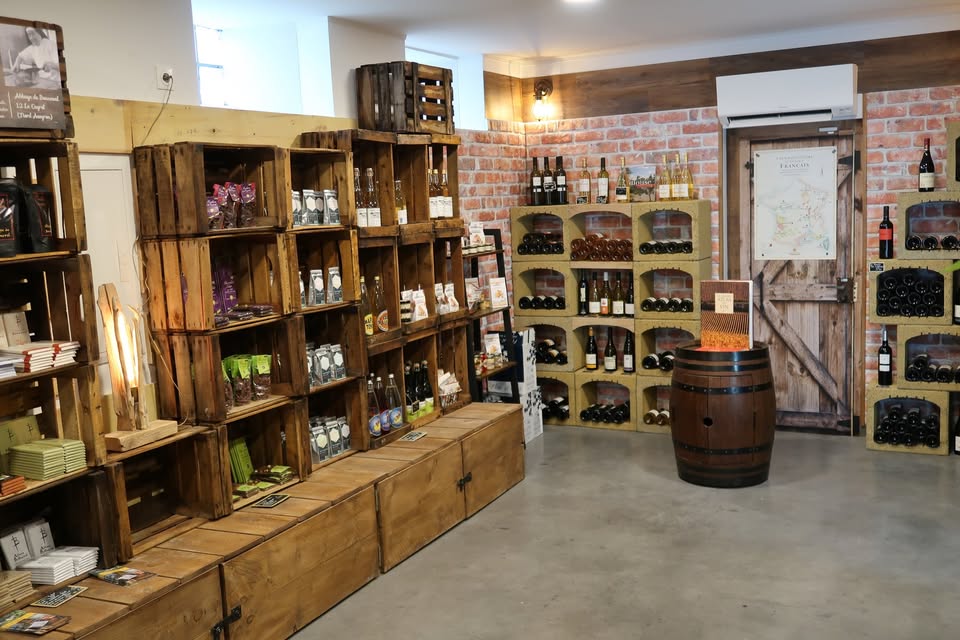 A VENDRE belle épicerie produits locaux & cave à vins 31. 

Dans une commune dynamique, et en pleine expansion, boutique très agréable et reconnue créée en janvier 2022, qui propose principalement du circuit court (primeur, crèmerie, épicerie) et une cave à vins et à bières, avec des dégustations régulières. Dans le cœur du village, à côté d’un restaurant, du tabac presse, et d’un centre optique.   

Clientèle fidélisée et très agréable. 

Magasin d'environ 100 m2 : 80 m2 de surface de vente + réserve + chambre froide.Terrasse privatisée et aménagée d'environ 20 m2 à l'arrière, au calme, en bois et travertin.

Clé en main, avec des possibilités de créer des services pour compléter l'activité (click & collect, livraisons, salon de thé, etc…). Affaire saine cédée pour vivre de nouveaux projets. 

 EMPLACEMENT IDEAL ET BON POTENTIEL POUR REPRISE A L’IDENTIQUE OU CAVE A VINS & FROMAGES ou PRIMEUR.
 
CA moyen annuel : 215 000€ HT

Ouverture actuelle : mardi / mercredi / jeudi après midi/ vendredi / samedi 

Congés annuels : 1 SEMAINE SUR 2 pdt les vacances scolaires ,  et 3 semaines en août.