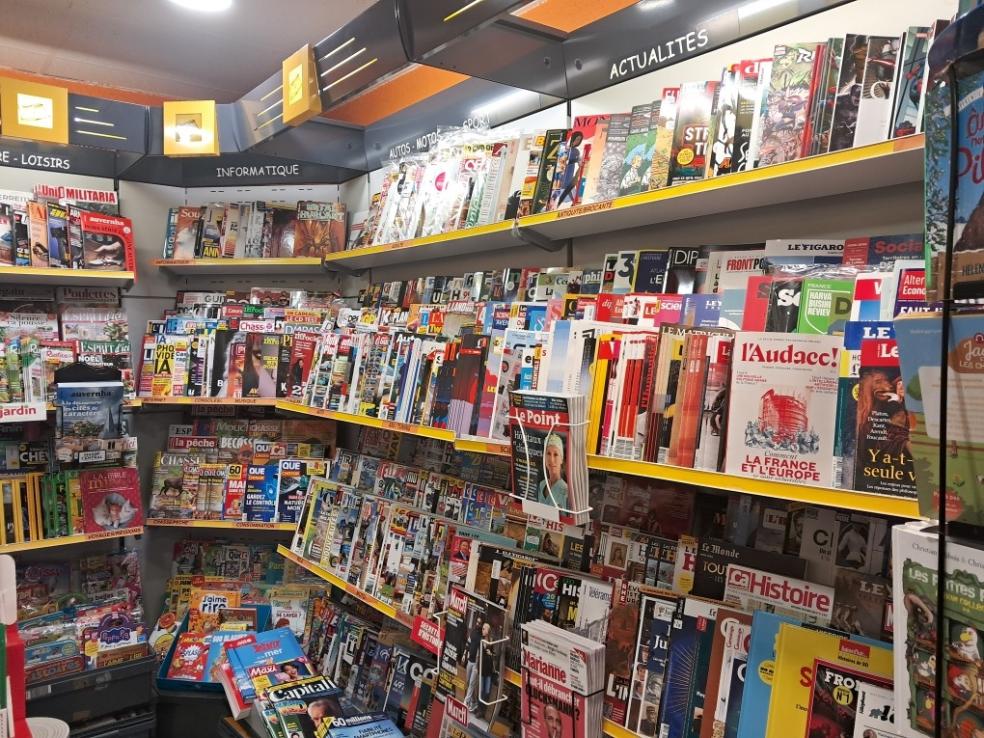 A vendre à Craponne-sur-Arzon en centre bourg , belle affaire : librairie, presse, journaux, Française des jeux, carterie, bijoux, jouets et papeterie avec boutique, espace stockage et bureau. Chiffre d'affaire important à développer avec possibilité d'acquérir les murs commerciaux. Entreprise gérée par deux associées avec une salariée . Possibilité accompagnement .