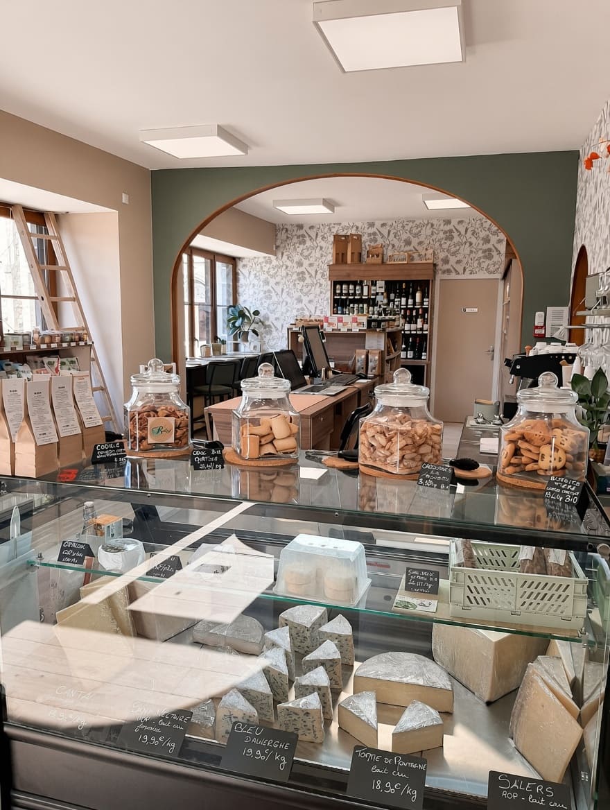 A L'OMBRE DU POMMIER

Description:

Création d’une épicerie rurale pluriactivités, avec petite restauration et location de chambres individuelles / gîte, à Ruynes-en-Margeride, dans le Cantal

RUYNES-EN-MARGERIDE
Ruynes-en-Margeride est une commune de 700 habitants, située dans le département du Cantal (15).

Le territoire est dynamique, attractif, avec de nombreux attraits dont des sites touristiques et naturels sur la commune ou à proximité : Ecomusée, Viaduc de Garabit (10 km), Musée de la Résistance du Mont-Mouchet (17 km), Gorges de la Truyère, parc naturel régional de l’Aubrac, Volcan cantalien, etc. Outre la population locale, ce territoire offre pour le projet d’épicerie / gîte des perspectives d’une clientèle touristique de juin à septembre, et de transit, étant situé au croisement de grands axes.

LE PROJET DE CRÉATION DE L’ÉPICERIE PLURIACTIVITÉS : 

La réouverture du lieu (qui a été l’école du village, un bar-tabac puis un bâtiment d’habitation), en tant que commerce et lieu de rencontre redonnera au bâtiment sa place d’antan et contribuera au dynamisme déjà existant du centre bourg. 

Le bâtiment principal accueillera en rez-de-chaussée l’épicerie, avec une offre de petite restauration, et dans les étages la possibilité de louer des chambres individuelles / gîte.

D’autres services polyvalents pourraient être proposés : mercerie, snack, relais colis, service de livraison hebdomadaire… Les circuits courts seront privilégiés, ainsi que les produits de saison, locaux et l’agriculture paysanne. 

LES RAISONS DE L'INTERVENTION DE VILLAGES VIVANTS : 

La commune de Ruynes-en-Margeride est bien pourvue en services (école élémentaire, cabinet médical et infirmier, pharmacie, musée, boulangerie, bar-tabac, restaurant, salon de coiffure…) mais manque d’offre d’hébergement et de commerce d’alimentation. Les épiceries les plus proches sont situées à 7 et 13 km, et l’hypermarché est à 10 km. Le besoin d’une épicerie pluriactivités sur la commune est donc flagrant et la population ainsi que la commune sont enthousiastes à l’idée de l’ouverture de A l’Ombre du Pommier. 

Marion, la porteuse du projet, est très sensible à l'Économie Sociale et Solidaire et partage les valeurs coopératives et solidaires de Villages Vivants et se positionne dans une volonté de partenariat fort et durable.

L’épicerie est une activité associée de la SCIC La CAAP, Coopérative Auvergnate pour l’Alimentation de Proximité (le contrat d’activité associée prévoit un accompagnement de l’activité associée à la gestion de son activité : gestion, budgets, gestion des approvisionnements, comptabilité, fiscalité, …).

Marion souhaite apporter le plus rapidement possible une dimension collective à son projet, avec la volonté d’associer une seconde personne et de pouvoir évoluer vers une SCOP.
 
LA PORTEUSE DU PROJET : 
Marion porte ce projet d’épicerie pluriactivités à Ruynes-en-Margeride.

Titulaire d’une licence pro “Management culturel et management des entreprises culturelles”, Marion dispose d’une expérience de plus de 10 ans dans le commerce, le service en bar/snacking (serveuse, caviste, chef barmaid, vendeuse) au sein de bars, pubs et caves clermontois et dans l'hôtellerie. De août 2022 à janvier 2023, Marion a également travaillé dans un hôtel de Saint-Flour, à 15 km de Ruynes, en tant que réceptionniste à temps plein, afin d’acquérir des connaissances et compétences sur l’activité d'hébergement.

LE LOCAL : 

Adresse : 7 place de l'Église Notre Dame, 15320 Ruynes-en-Margeride
Surface : 330 m² + cour intérieure de 156 m²
Prix de vente du bâtiment : 170 000 €
Montant de l’opération (prix de vente, travaux sur l'ensemble du bâtiment, frais) : 495 000 €

LES PARTENAIRES ET ACTEURS : 

Partenaires techniques de A l’Ombre du Pommier : Initiative Cantal, BGE Aura, la CAAP (Coopérative Auvergnate pour l'Alimentation de Proximité), France Active Auvergne,  Initiative Cantal, BGE Aura, la CAAP (Coopérative Auvergnate pour l'Alimentation de Proximité), l'ANCT

Partenaires financiers de Villages Vivants à l'installation de A l’Ombre du Pommier :  l'ANCT, la Banque des Territoires