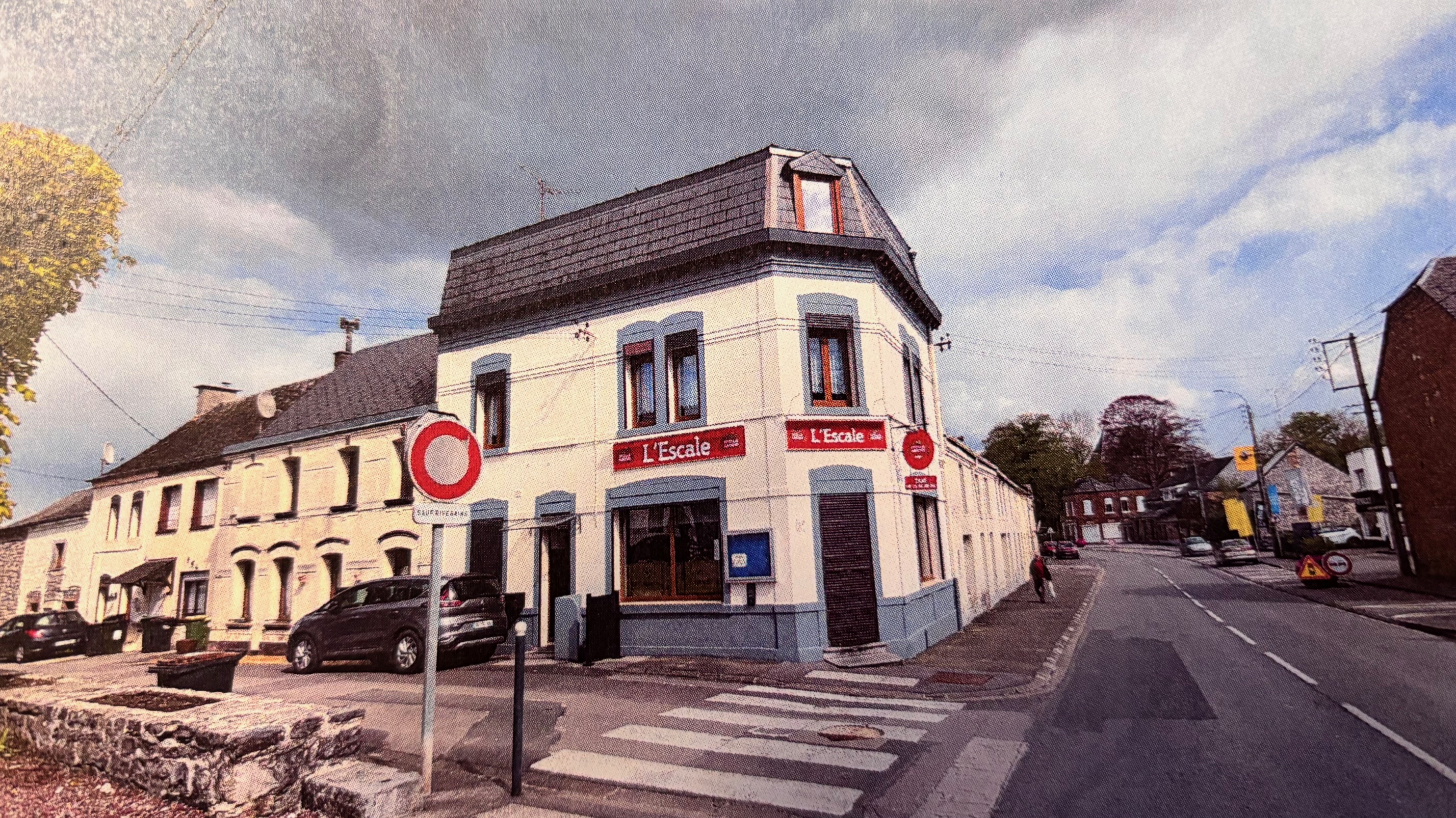 Maison avec fond de commerce "Café licence IV" cause retraite.

Café de village situé à GLAGEON au cœur de l'avesnois dans le NORD.
En activité depuis 1976, nous vendons notre café (L'escale) idéalement situé au centre du village sur la place de l'église. Grand parking gratuit et commerces de proximités (boulangerie, boucherie, légumes&fromages, pharmacie, coiffeur, garage, supermarché et maison de santé).

Description du bien:

Au Rdc:
-Espace café de 36 m2 avec pièce attenante de 12.5 m2+ toilette.
-Espace privé: un couloir desservant une pièce privée salon/cuisine 21 m2, cave, véranda et cour fermée de 50 m2.
Chauffage gaz.

Etages:
-Grand palier, 4 chambres et salle de bain+toilette (67 m2).
Chauffage électrique.
-Grand grenier de 53 m2.