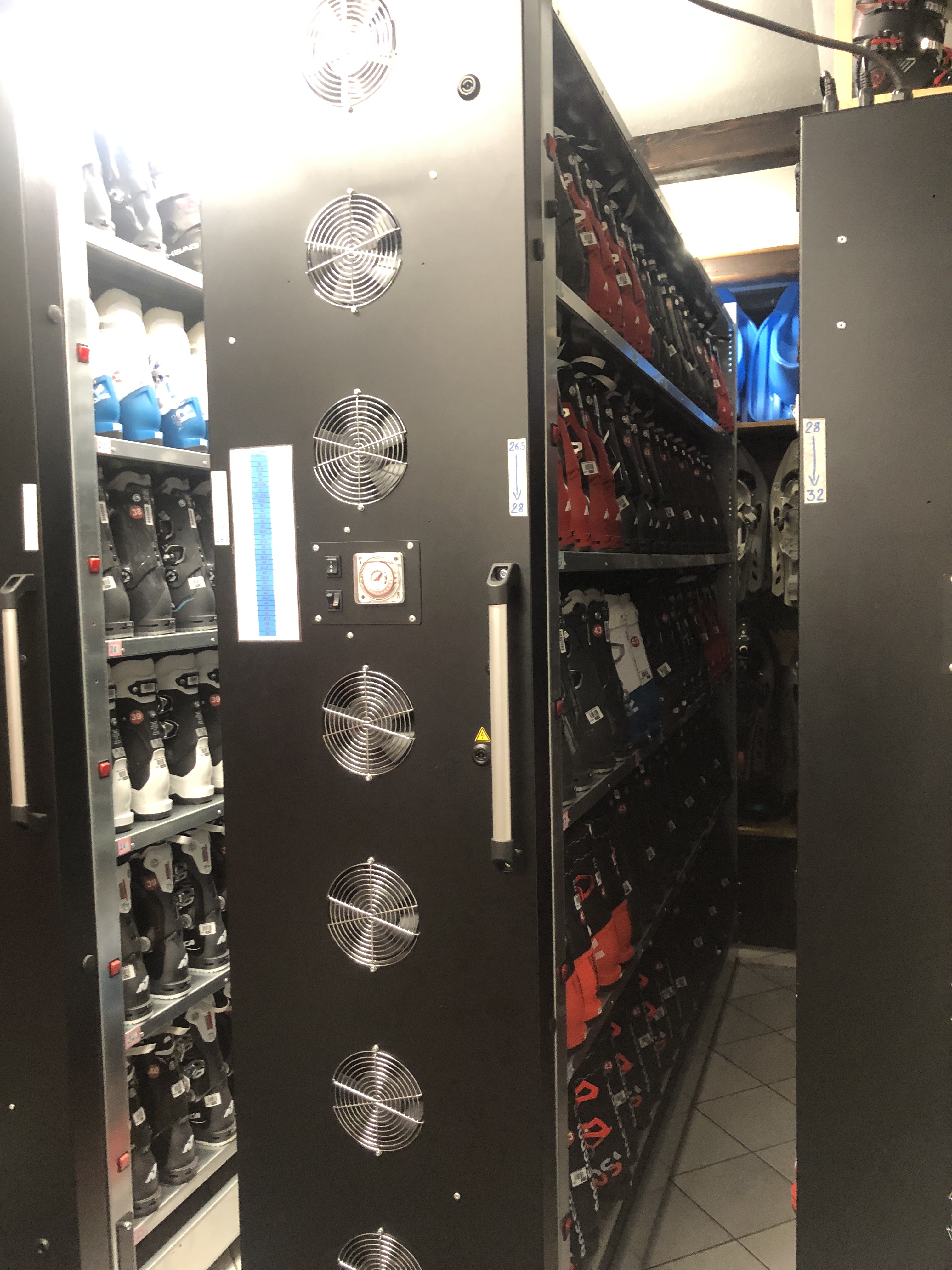 Vends magasin de location de Skis/Snow
accessoires, textiles et souvenirs.

Sur le coté du magasin vous disposez d'une partie
snack/bar avec Licence IV (fort apport de clientèle)

Emplacement numéro 1 
Magasin situé en centre station sur la place
à 10 mètres du télésiège principal dans une petite station familiale

Parking gratuit aux abords 

Magasin créé il y a 5 ans, tout le matériel 
est donc très récent ainsi que les racks, les chauffants et les machines.
Le park comprend :
Skis/Snow : 400
Boots/Chaussures : 400

Très bon CA en évolution, très bon rendement, très bonne clientèle fidèle.

Ouvert de Mi-Décembre à Mi-Mars
Possibilité d'ouverture l'été

Possibilité de location appartement juste au dessus du magasin
à l'année ou option d'achat.

Pour toutes informations complémentaires n'hésitez pas à m'envoyer un 
message avec vos coordonnées ainsi que téléphone fixe ou portable.

Je ne réponds pas aux messages sans coordonnées, 
ni aux démarcheurs professionnels.