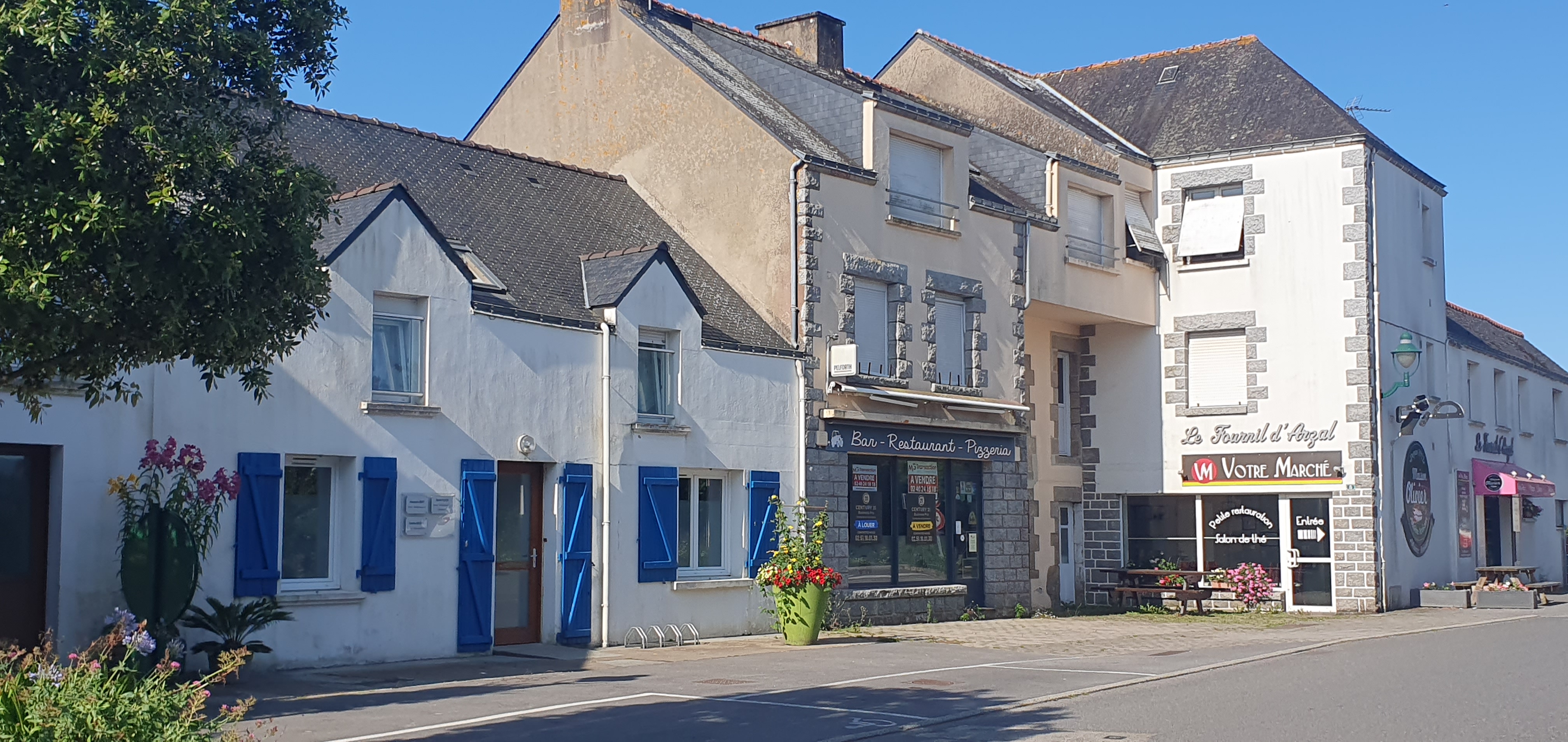 La commune d’Arzal recherche son nouveau commerçant ou restaurateur ! 
La commune est en plein développement, en 10 ans le nombre d’habitants est passé de 1200 à 1800 habitants et approchera les 2000 habitants d’ici à 2030.
Ce chaleureux restaurant situé en plein cœur du bourg est très apprécié des habitants et des actifs des différentes zones artisanales et techniques pour une clientèle annuelle. 
De plus, le secteur touristique avec, notamment le barrage d’Arzal à l’estuaire de la Vilaine, les plages de Damgan et Pénestin, ainsi que son positionnement stratégique avec à proximité la RN165 et la route départementale constitue un véritable atout pour la fréquentation estivale.
Les possibilités sont immenses au regard des mètres carrés disponibles, la partie restauration d’environ 215m² avec vitrine dispose de deux salles, d’une terrasse extérieure donnant sur une parcelle enherbée d’environ 220 m² et d’une cuisine.
Aussi, en rez-de chaussée, un logement de type T3 d’environ 50 m², à rénover entièrement est accessible par l’arrière de la parcelle.
A l’étage, vous y trouverez un logement spacieux d’environ 230 m² avec un salon/séjour, une cuisine, 4 chambres, une salle de bains, deux WC et un coin bureau mais il pourrait aussi être converti en chambre d’hôtes, espace de coworking ou une autre activité (libérale ou commerciale) avec un accès indépendant situé sur la rue.
Le lieu a conservé tout le charme d’un hôtel des années 80. 
N’hésitez pas à nous contacter pour une visite des lieux et discuter ensemble de votre projet !