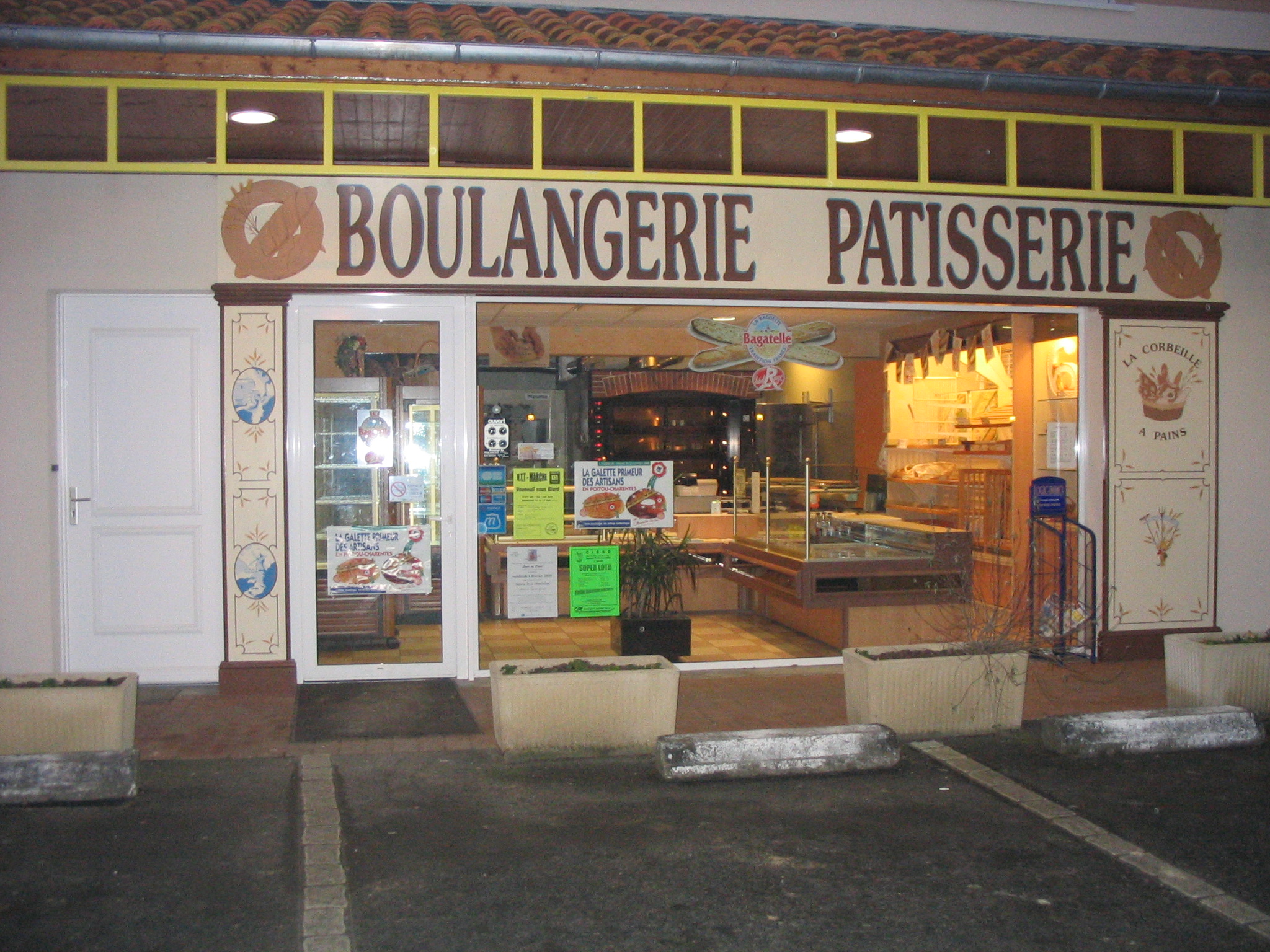 Boulangerie-Pâtisserie dans village 3 500 h  proche grande ville  , dernier boulanger  mis en liquidation pour diverses causes , matériel très complet racheté par propriétaire des murs et mis en vente au prix de rachat + bail neuf à créer, CA  prévisionnel env 250 000 € peut faire beaucoup mieux ,  grand logement tout confort 100 m2 à l'étage. Idéal couple 1 ère installation .Prix comprend le matériel révisé  prêt à fonctionner, le pas de porte ,  droit au bail 3-6-9.
Le propriétaire ne veut pas faire de bénéfice mais seulement sauver ce bel établissement qu'il à créé en 2002, vous pouvez également vous adresser à la mairie de Vouneuil-sous-Biard 86580 qui est prête à faciliter le projet.
Liste du matériel sur demande .