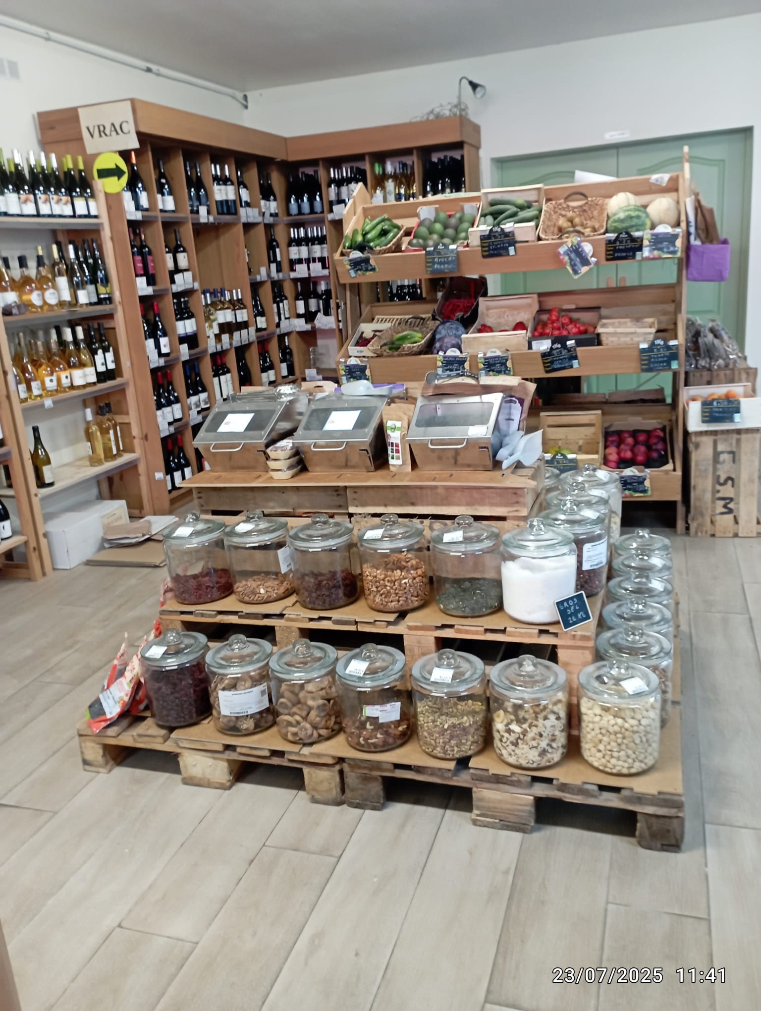 Idéalement situé en centre-ville de Frontignan, à proximité immédiate de la gare et des commodités, fonds de commerce spécialisé dans la vente de produits alimentaires qualitatifs, biologiques ou respectueux du vivant.

Local d’environ 200 m² au total, comprenant 100 m² de surface de vente et 100 m² de réserve, offrant une réelle possibilité d’extension de l’espace commercial selon le projet du repreneur.

Commerce existant depuis plus de 15 ans, bénéficiant d’une clientèle fidèle et régulière.
Activité reprise il y a 3 ans et demi et proposée aujourd’hui à la vente pour nouveau projet professionnel.

✔ Les points forts

Activité saine et en progression constante

Chiffre d’affaires moyen : 150 000 € HT

EBE retraité : 23 000 €

Loyer : 1 800 € CC / mois

Emplacement centre-ville proche gare

Commerce exploité actuellement par la dirigeante seule

Outil de travail immédiatement opérationnel, offrant un réel potentiel de développement : extension de la surface de vente, diversification de l’offre, élargissement des horaires ou projet en couple.

Commerce de proximité à taille humaine, reconnu localement et prêt à être transmis dans de bonnes conditions.
Accompagnement possible lors de la reprise.

Possibilité d’acquisition des murs en sus.