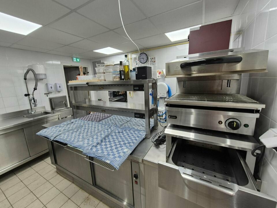 À VENDRE – Charmante Auberge Restaurant dans un cadre authentique et verdoyant, idéal pour une activité touristique et de restauration rentable.

Un restaurant prêt à l’exploitation :

- Salle de 38 couverts, lumineuse et chaleureuse
- Terrasse de 40 couverts, idéale pour la belle saison
- Établissement accessible aux personnes à mobilité réduite (PMR)
- Cuisine professionnelle récente, conforme aux normes en vigueur

Horaires actuels : Ouvert 5 jours par semaine / Midi : jeudi, vendredi, samedi / Soir : vendredi, samedi

Partie hébergement à fort potentiel :

- 4 chambres (dont une accessible PMR), avec salles de bain privatives / Cuisine équipée / Salon spacieux
- Possibilité d’exploiter en chambres d’hôtes ou comme logement de fonction

Bail communal :
- Loyer Auberge : 700 €/mois
- Loyer partie habitation : 400 €/mois
Vente du fonds : 85 000 € (tout le mobilier/équipements du restaurant est inclus dans le prix de vente du fonds de commerce)