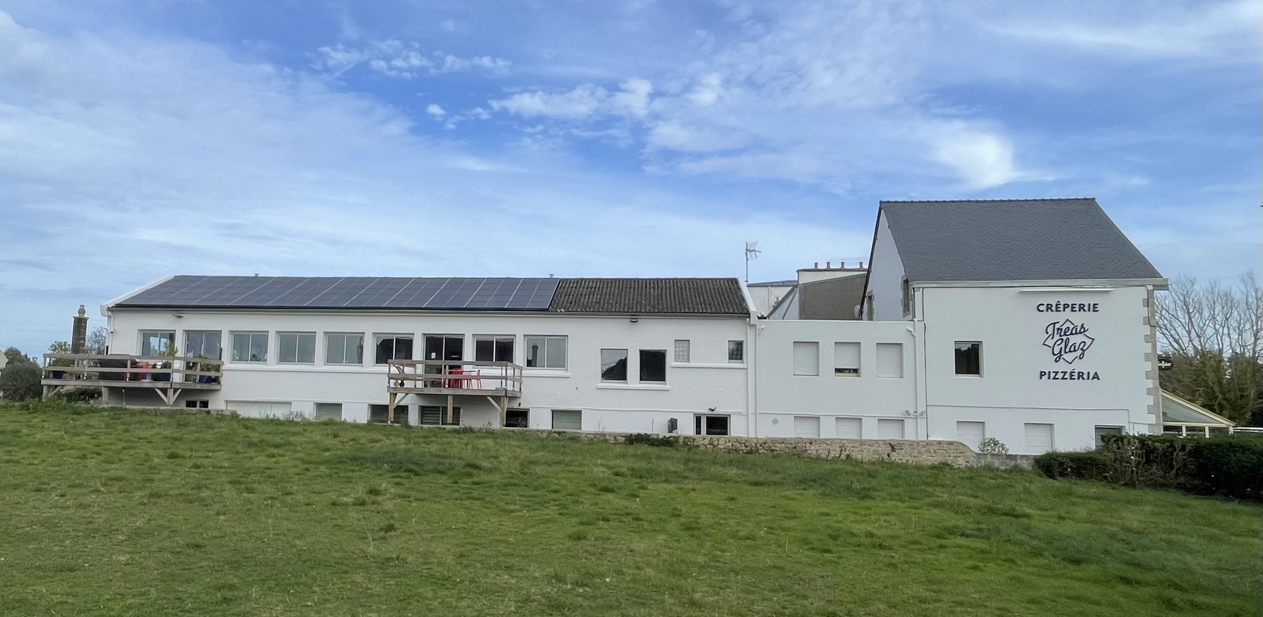 Immeuble bord de mer 
Emplacement n1 
1000 m² Plouescat

VENTE MURS
Situé à Plouescat, dans une zone commerciale et dynamique bénéficiant d'un emplacement exceptionnel à moins de 50 m de la mer, cet ensemble immobilier rénové offre un potentiel énorme de developpement.

Le pôle restauration: Cet établissement clé en main bénéficie d'une excellente base d'exploitation. (Possibilité d’acquérir le fond)

LE Restaurant et chambres est loué 3000€ net par mois 

64 places assises en intérieur et une agréable terrasse de 16 places. Vendu avec tout le matériel professionnel de haute qualité.

Hébergement: 5 chambres d'hôtes, dont deux familiales, équipées de salles d'eau et WC privatifs. Soit un total de 14 couchages.

Vous reprenez l’activité des Logements de tourisme : Deux logements T3 d'environ 100 m2 chacun sont inclus
un T2 en RDC d'environ 55 m2 et un grand studio de 30m2 

Tous vue mer 

Bâtiment rénové: d'importants travaux de rénovation ont été effectués récemment, et de nombreuses interventions sont sous garantie décennale, garantissant la tranquilité de l'acquéreur
Stationnement: Parking facile d'accès à proximité immédiate pour la clientèle
Autoconsommation énergétique: le bâtiment est équipé de panneaux solaires ( moins de 4 ans), réduisant presque de moitié le coût de consommation
GR 34: Référencé sur les sites de randonnées

Pas de reprise de personnel
Pour toutes demandes d'informations complèmentaires et visites contactez moi

Surface : 1000 m²

Consommation énergie primaire : Non communiqué
Consommation énergie finale : 0 kWh/m²/an