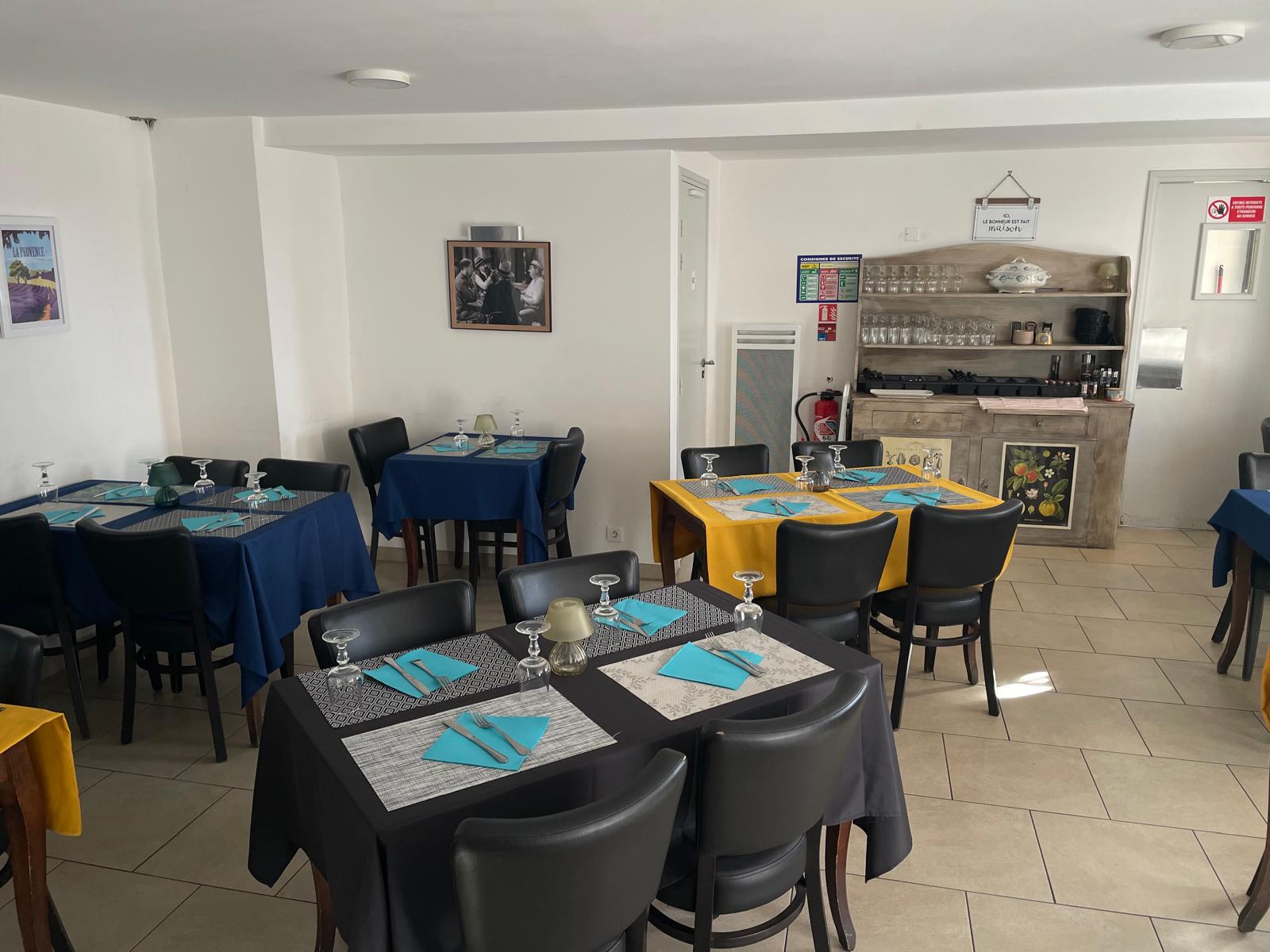 La commune d’Ascros recherche son futur gérant pour reprendre son bar-restaurant communal, disponible à partir du 1er septembre 2026.

Situé au cœur des Alpes-Maritimes, Ascros est un charmant village de montagne perché à 1 150 mètres d’altitude, au sommet de l’Estéron. Ancien village du Comté de Nice et fief historique des Grimaldi de Beuil, Ascros séduit par son authenticité, son environnement préservé et son cadre de vie privilégié.

Entre nature, calme, air pur et convivialité, le village offre un environnement idéal pour un professionnel souhaitant donner vie à un projet de restauration dans un cadre à taille humaine.

Le bar-restaurant communal bénéficie d’équipements permettant une installation rapide :

Bar et Restaurant entièrement équipés ;
Cuisine neuve, prête à l’emploi ;
Licence IV ;
Salle intérieure d’une capacité de 25 couverts ;
Terrasse pouvant accueillir environ 50 couverts ;
Petit local de stockage

Loyer : 300 euros par mois + une caution demandée pour la garantie du matériel.

Pour faciliter l’installation du futur exploitant, possibilité de louer un logement en complément, au choix :

Un studio entièrement équipé ;
Un 2 pièces entièrement équipé.
Vous avez un projet de restauration et souhaitez vous installer dans un cadre agréable et convivial. Venez découvrir ce bel établissement et son potentiel.

Pour tout renseignement ou pour organiser une visite, n’hésitez pas à contacter la mairie d’ASCROS.