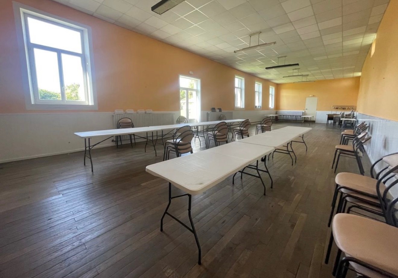 Bar, fonds de commerce, restaurant, traiteur 250 m² Monts-sur-Guesnes

📍 À vendre, fonds de commerce de bar / restaurant / traiteur, exploité sous l’enseigne Café du Cheval Blanc, idéalement situé au cœur de Monts-sur-Guesnes (86420), commune dynamique du nord de la Vienne, à proximité du Center Parcs du Bois aux Daims et à 15 min de Loudun.
  
  🔹 Détails de l'activité
  
  Type d’activité : Bar – Café - Restauration - Traiteur
  Licence IV incluse dans la vente
  Clientèle locale fidèle + fréquentation touristique 
  Affaire saine et rentable immédiatement, tenue depuis 25 ans
  Potentiel de développement 
  
  🔹 Locaux et équipements
  
  Salle principale avec comptoir équipé ; salle de restaurant 35 couverts et seconde salle de réception 100 couverts.
  Terrasse extérieure (24 couverts)
  Réserve, sanitaires, coin stockage, coin plonge séparé
  Logement de fonction à l’étage compris dans le bail commercial
  L'ensemble du matériel et du mobilier sont inclus dans la vente
  Normes ERP 
  
  🔹 Informations financières
  
  Prix de vente du fonds de commerce : 100 000 euros non négociable , frais de notaire à la charge de l’acheteur.

  Bail commercial 3/6/9 en cours
  Loyer mensuel : 534 euros TTC/mois
  1 salarié
  
  🔹 Accompagnement possible
  
  Le cédant est disposé à accompagner le repreneur lors de la transition pour faciliter la reprise de l’activité.
  
 Pour tout renseignement complémentaire ou visite, contactez moi directement au 0549228072

Surface : 250m²
Non soumis au DPE

Consommation énergie primaire : Non communiqué
Consommation énergie finale : Non communiqué