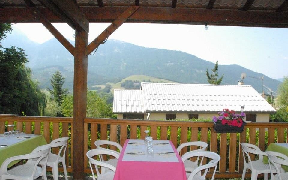 La commune de Thorame-Basse (moins de 300 habitants) recherche un gérant pour assurer l’exploitation de son commerce multiservices, “Le Café de la Vallée”, un établissement central au sein du village offrant divers services de proximité.

Missions et responsabilités

Le gérant devra assurer une restauration de qualité, privilégiant les produits locaux et régionaux, ainsi que la gestion des activités annexes :
- Service de bar et restauration/pizzeria (bar, cuisine, salle de restaurant, terrasse),
- Épicerie de dépannage, dépôt de pain et journaux,
- Plats à emporter,
- Information et accueil touristique,
- Animation et dynamisation du lieu afin d’en faire un véritable espace de vie et de convivialité pour habitants et visiteurs tout au long de l’année,
- Partenariat avec la commune en vue de l’animation du village.

le restaurant dispose de tout le nécessaire pour la restauration ( four à pizza , four , frigo , vaisselle , table , chaise etc...) .
le restaurant dispose de 3 salles de restauration , surface au sol 100m2, ainsi que deux grandes terrasses .

le restaurant possède aussi un logement à l’étage de plus de 100m2 , qui peut être loué si nécessaire .