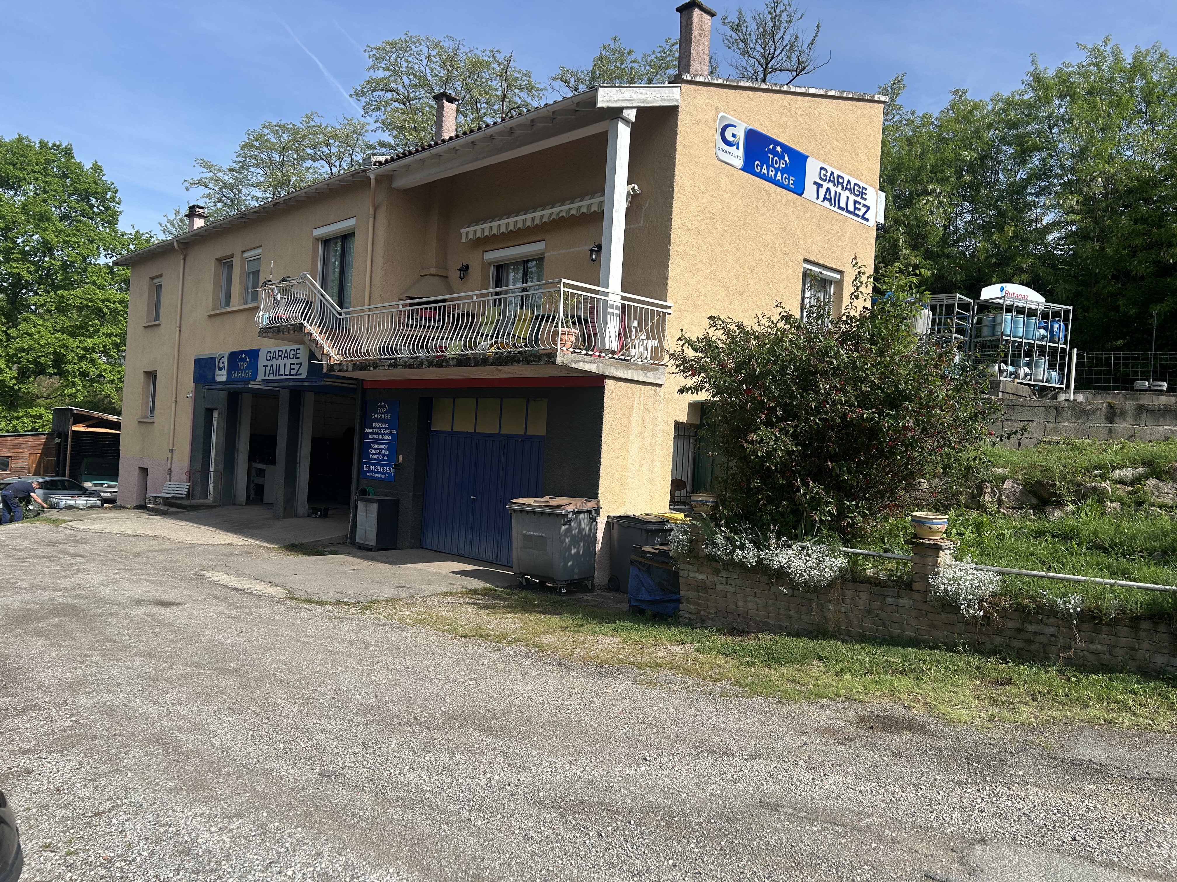 À vendre station service  et garage dans un très jolie village avec un beau cadre de travail  dernier CA 626000€ dont 176000€ pour le garage le loyer est de 800€ avec possibilité d’acheter le bâtiment pour 250000€ équipé d’un appartement de 120m2 est d’un terrain de 3000m2 dont 1400m2 constructibles n’hésitez pas à faire une offre nous y répondrons avec plaisir