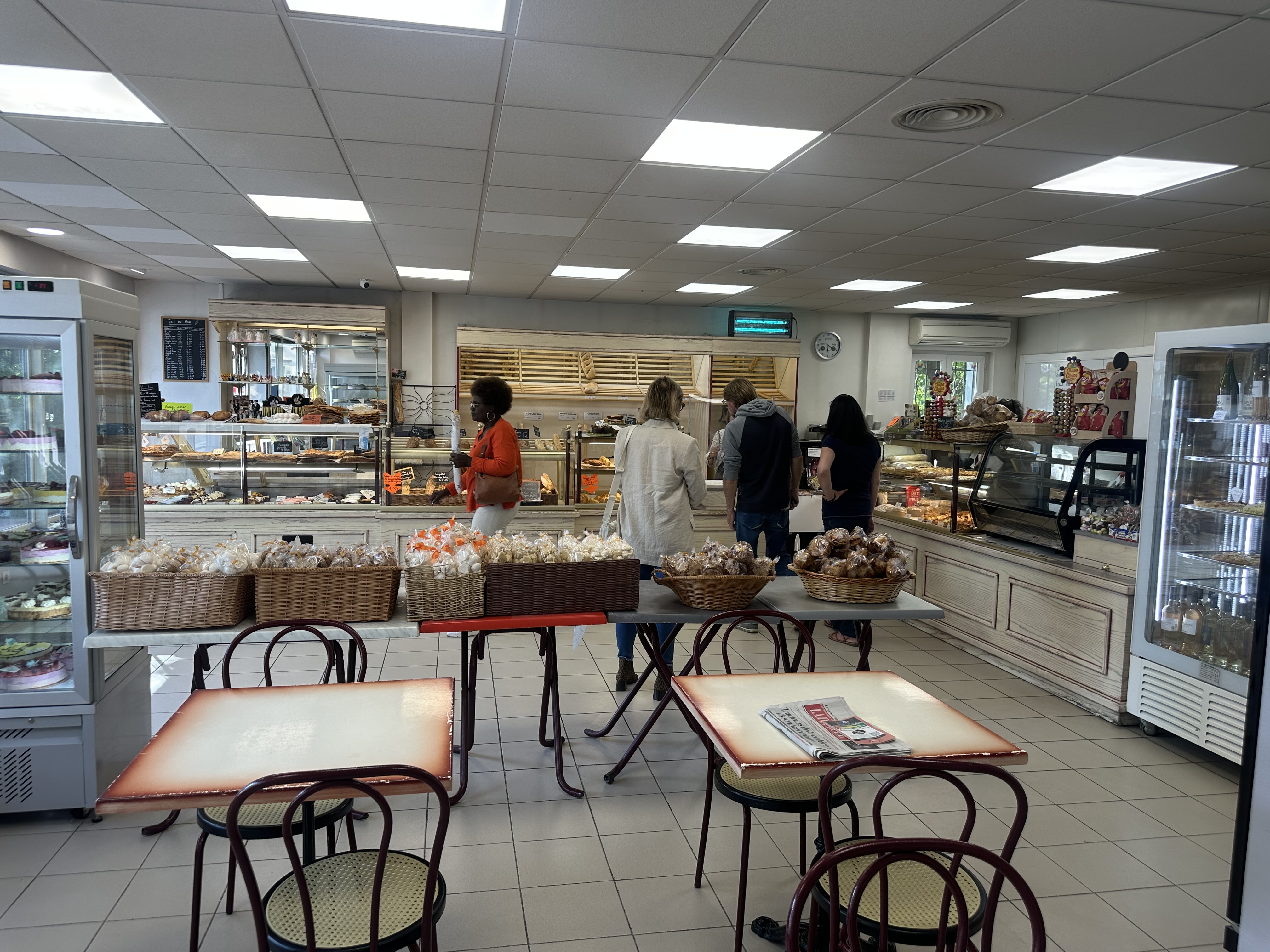 Vente cause retraite affaire tenue plus de 40 ans très bon chiffre d affaire.possibilité de développement dans le snacking  et pâtisserie loyer modéré  tel 0768766793