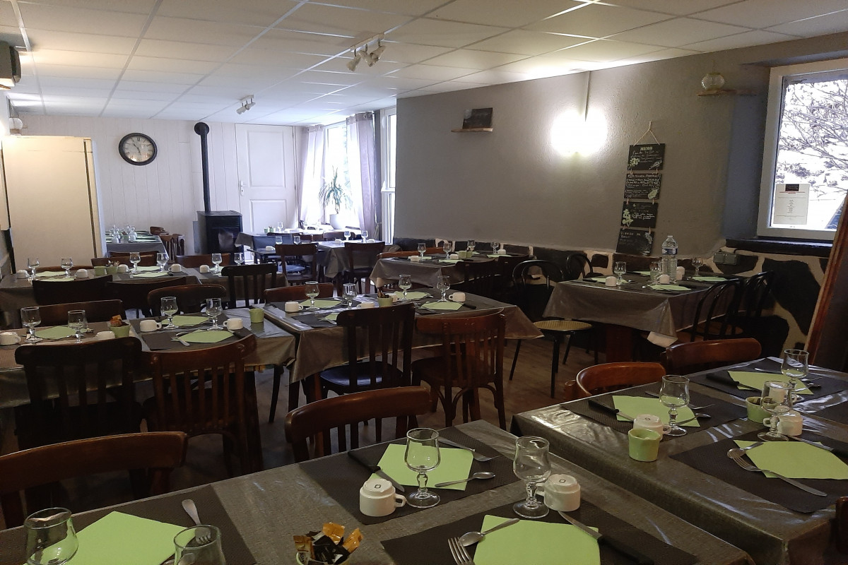 Couple de restaurateurs, recherche successeur pour prolonger la belle aventure de "La Récré des Papilles" créée de toute pièce en mai 2010,
établissement à l'ambiance conviviale et récréative avec une clientèle fidèle et ancrée depuis le début.
Mais La Récré c'est aussi un lieu très passager car elle se situe au centre de différents axes  routiers stratégiques : 30 minutes St Brieuc, Pontivy, Guingamp, avec de nouveaux clients tous les jours.
La diversité de la clientèle en fait une de ses richesses puisque le public reçu est en grande partie local avec les nombreux services et entreprises implantés dans le secteur, mais aussi touristique pendant les vacances scolaires ou lors d'évènements festifs ...
Un grand parking facilite le stationnement.
La Récré des Papilles est ouverte du lundi au vendredi le midi, avec ses formules à l'ardoise et peut régulièrement accueillir plus d'une centaine de clients sur place. Et oui, à Corlay !!
Les prestations à emporter la semaine représente également un franc succès.
Et la terrasse ! N'oublions pas notre magnifique terrasse tant prisée pour son ambiance cosie, paisible, ensoleillée et parsemée de généreux hortensias !
L'activité traiteur du week end est également importante et ne demande  qu'à être davantage développée. Par ailleurs, la relation de confiance établie avec les communes, les écoles, les familles (pour lesquelles nous sommes parfois présents aux moments importants de leur vie : mariages, baptême, anniversaire), les associations, depuis bientôt 12 ans, vous assurera un planning de prestations sur plusieurs mois. Certains évènements sont même reportés d'une année sur l'autre. Le camion réfrigéré est également un atout indéniable pour les repas extérieurs, livraisons et courses.
Enfin un étage refait à neuf permettrait d'accueillir une famille venant d'ailleurs.
En résumé La Récré des Papilles de Corlay est maintenant connue et reconnue. Les besoins en restauration sont énormes dans le secteur.
La décision de quitter notre création n'est pas simple mais nous souhaitons passer le relais.
Saisissez votre chance . Venez vous imprégner des lieux, nous vous accueillerons avec plaisir !
Quelques chiffres : CA 197735 euros en 2020, 347281 euros avant Covid.
Congés : 3 semaines en aout + 1 semaine à Pâques+2 semaines à Noël.
Prix de vente fonds de commerce 95000 euros
Prix de vente murs : 160000 euros
Possibilité d'achat du fonds avec location des murs