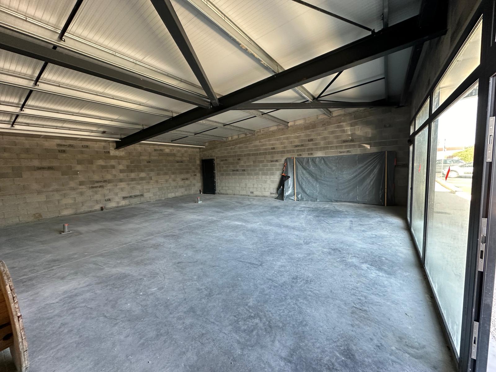 Local commercial à louer pour un boulanger, sur la commune de Calonges (47430). Il fait parti d’un ensemble de locaux : épicerie / tabac, salon de coiffure, laverie. Différents commerçants viennent régulièrement : poissonnier (1 fois par semaine), différents marchands (miel, bijoux…), rôtisserie, traiteur…

Ce local est d’une surface de 130m². Le loyer HT est de 800€.

Le local est situé en zone ZRR (Zone de Revitalisation Rurale), ce qui permet d’avoir, entre autre, des aides de VGA, Initiative Garonne, et de ne pas payer d’impôt sur les bénéfices pendant 5 ans.

Il n’y a pas de boulangerie à moins de 10 kilomètres et 8 villages sont à moins de 7 km de Calonges (soit environs 4500 habitants). Passage : environ 2200 voitures par jour.