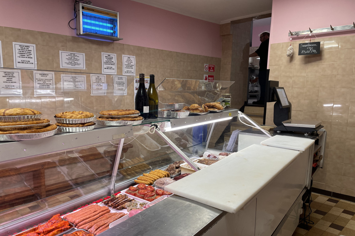 A vendre,
Fonds de commerce idéalement situé.
Le local dispose d'une surface de 343 m2.
Avec un espace vente(vitrine+banque réfrigérée),une chambre froide,un laboratoire,un bureau a l'étage,
une pièce de fabrication et cuisson pâtisserie et une cave au sous sol.
Clientèle Fidèle+Touristes.
Il reste deux ans sur le bail (à renouveler) pour un loyer de 744 euros/mois.
CA:410 000 euros
Prix de vente: 120 000 euros
Pour tout renseignement , merci d'appeler directement au magasin.