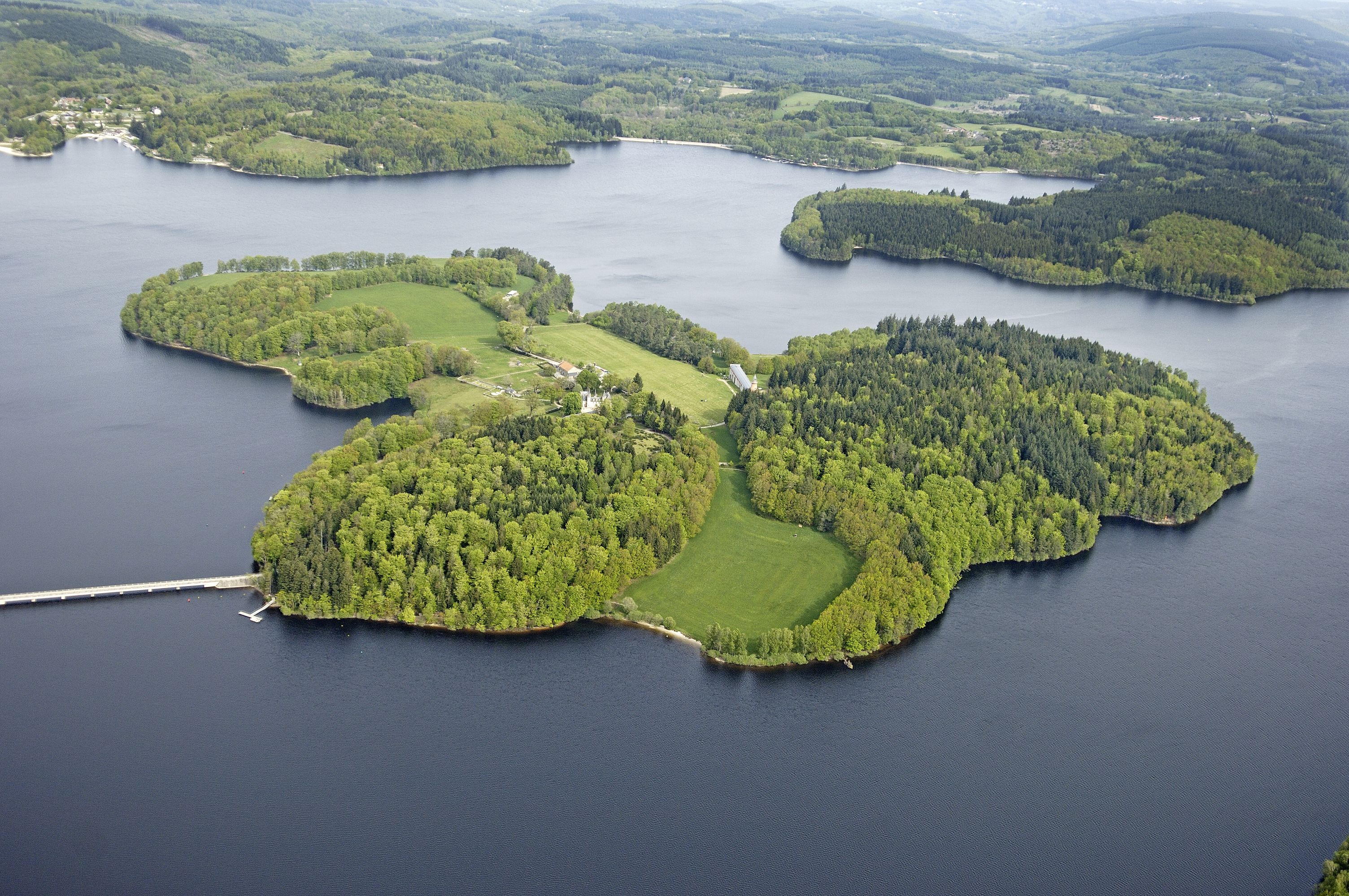 La Région Nouvelle-Aquitaine lance un Appel à Manifestation d’Intérêt, à la recherche d'un professionnel pour l’exploitation d’un café-restaurant situé au sein du château de l’île du Lac de Vassivière. 

Localisation :  

Le site se trouve au niveau de Lac de Vassivière, situé à cheval sur les départements de la Creuse et de la Haute-Vienne. L’île de Vassivière, d’une superficie totale de 70 hectares, participe au rayonnement d’un lac touristique attirant jusqu’à 200 000 personnes pendant l’été. Le château, dont l’usage est séparé entre le café/restaurant et une résidence d’artistes, est d’une surface totale de 720 m².

Accessibilité : 

Le site se trouve sur l'axe Limoges-Clermont-Ferrand et est accessible :

- Par la route : A20/Limoges, puis sortie 35 directions Eymoutiers ; à Eymoutiers suivre Beaumont-du-Lac, lac de Vassivière, île de Vassivière ;
- Par train : correspondance à Limoges pour Eymoutiers / lac de Vassivière ;
- Par avion : à partir de l'aéroport international de Limoges.

Caractéristiques du bien : 

Au titre de cette exploitation, la Région Nouvelle-Aquitaine met à disposition un local de 140 m² réparti comme suit :
-Salle de restauration et bar pour 40 personnes, 82 m²
-WC, 5 m²
-Cuisine aménagée, 29 m²
-Réserve, 13 m²
-Vestiaire, 4 m²
-Circulation entre cuisine et réserve, 7 m²

Pour l’exercice de son activité, l’occupant est autorisé à installer une terrasse extérieure sur l’espace stabilisé circonscrit à l’avant du restaurant, face au lac.
Du matériel de cuisine et mobilier sera mis à disposition du délégataire.