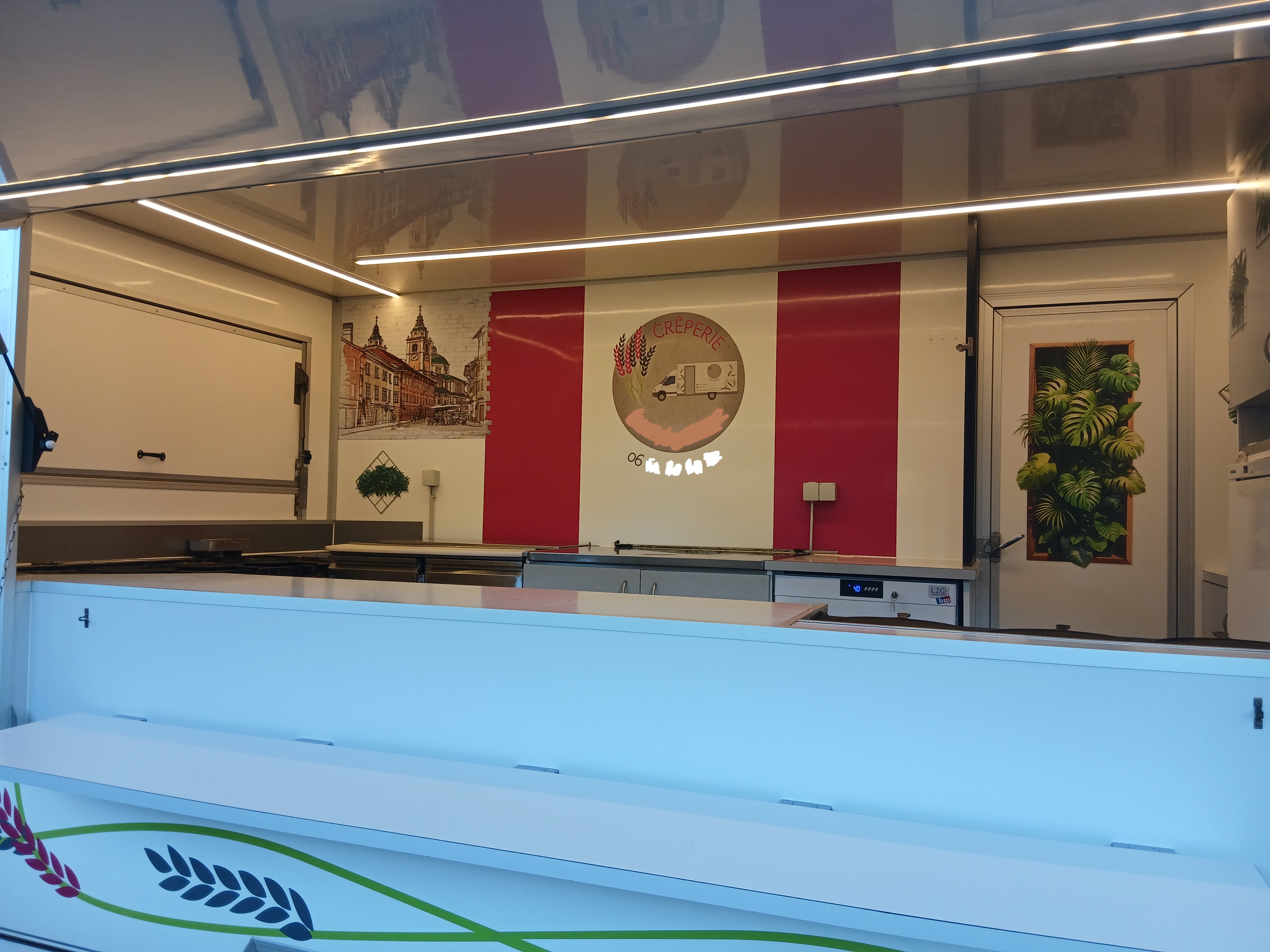 Crêperie ambulante familiale créée en 1970 à vendre. 
Cause départ en retraite
Vous aimez le contact, l'ambiance des marchés ? 
Ce travail vous ravira. 
3 emplacements de marchés dans le 44 Clientèle fidèle + évènementiel.
JUMPER 55000 kms de 2018
Camion tout équipé pour travailler dans de bonnes conditions:
7 brûleurs, 2 bains marie, 1 saladette, 2 frigos, lavabo, coffre 4 bouteilles propane, électricité norme EU.
Possibilité de développer encore cette entreprise.