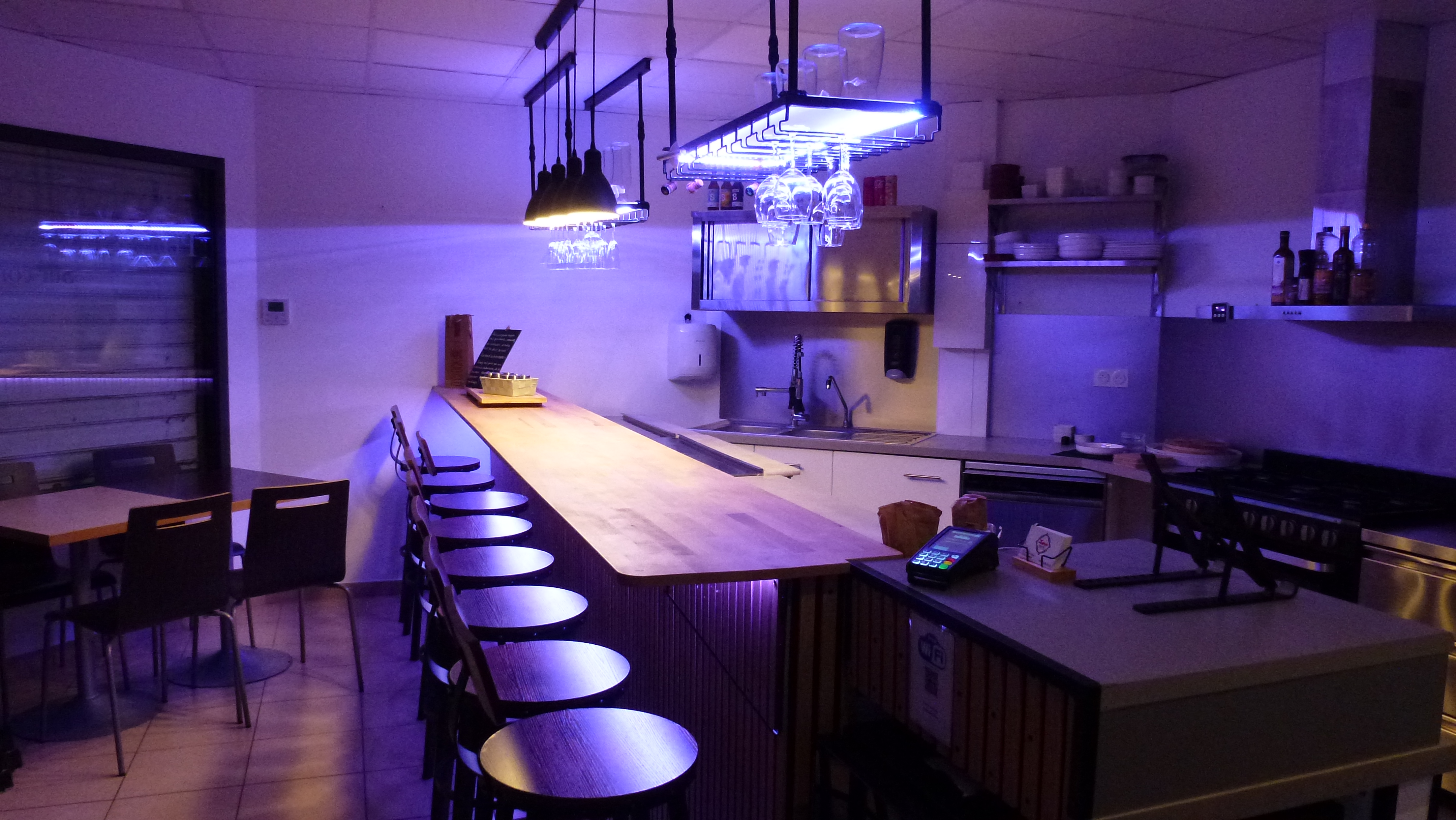 kiosque de restauration idéalement conçu pour une activité de vente à emporter, bénéficiant d'un emplacement stratégique en bord de départementale avec plus de 6 000 véhicules par jour.

L'établissement dispose d'une excellente visibilité et d'un grand parking privé, facilitant l'accès et le stationnement de la clientèle. Le site est également équipé d'un système de vidéosurveillance, garantissant confort et sécurité pour l'exploitant comme pour les clients.

Le kiosque est prêt à exploiter et comprend l'ensemble des aménagements professionnels :

Cuisine équipée et fonctionnelle
Matériel de préparation et de service
Mobilier professionnel
Terrasse extérieure aménagée avec pergola
Espace d'accueil clients
Parking privatif

La terrasse en bois offre un espace convivial permettant d'accueillir la clientèle sur place tout en conservant un fort potentiel pour la vente à emporter, les plats cuisinés, pizzas, burgers, snacking, food concept, traiteur ou toute autre activité de restauration rapide.

L'ensemble des aménagements, équipements, mobilier et terrasse sont à vendre, permettant une reprise rapide de l'activité avec un investissement limité en matériel.
Loyer 470€  HT et Charge 73€  Ht ( Internet + tel portable + entretien clim)

Les points forts

✅ Emplacement visible avec fort passage routier
✅ Plus de 6 000 véhicules/jour
✅ Grand parking privé
✅ Site sous vidéosurveillance
✅ Terrasse aménagée avec pergola
✅ Cuisine et équipements inclus
✅ Activité immédiatement exploitable
✅ Fort potentiel de développement commercial

Une opportunité idéale pour un professionnel souhaitant développer une activité de restauration à emporter dans un emplacement bénéficiant d'une excellente visibilité et d'un flux régulier de clientèle