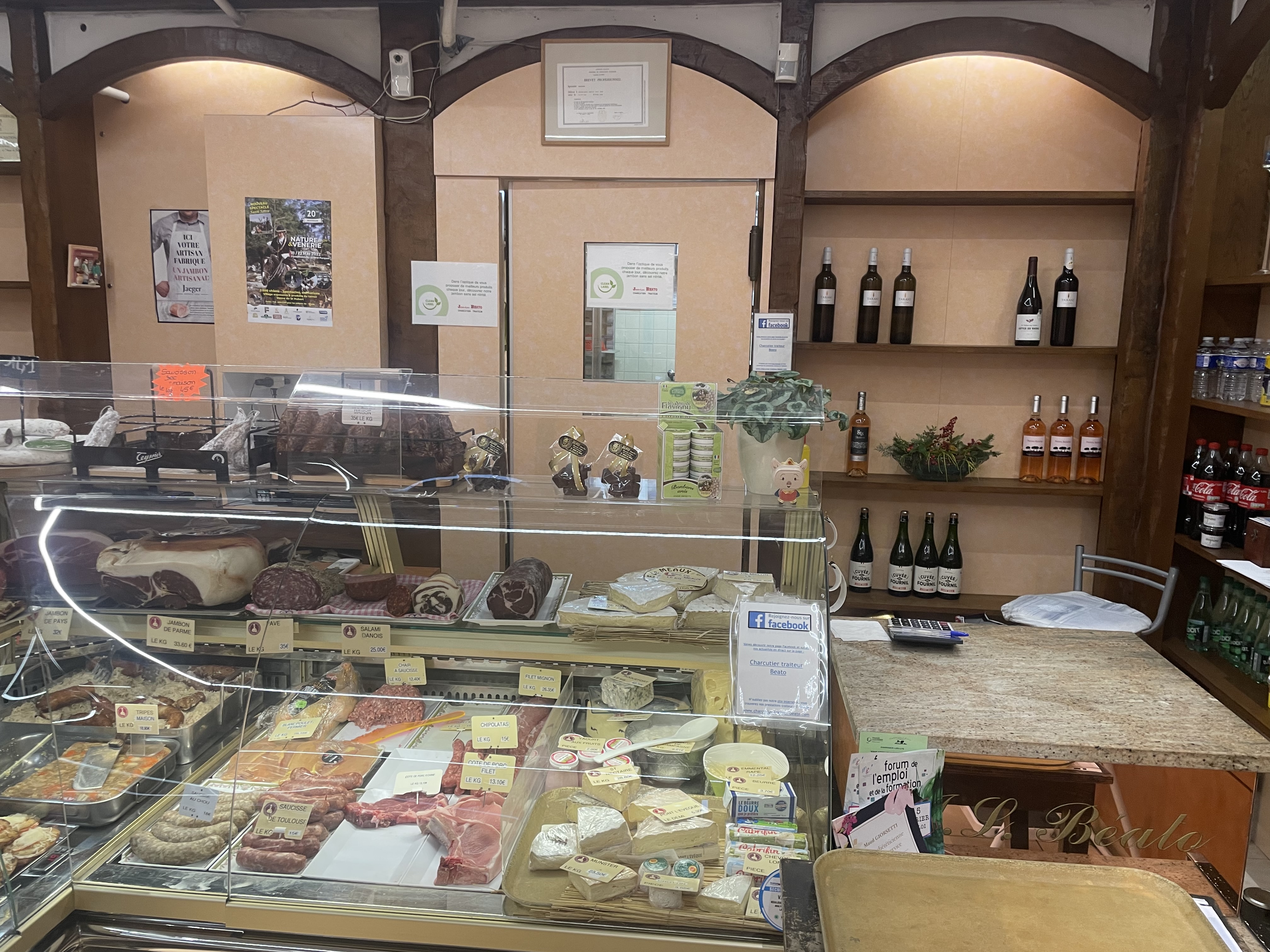 Secteur Melun, dans ville pavillonnaire proche tous commerces, Une Fonds de cuisine -traiteur à céder comprenant boutique, laboratoire et réserve en sous-sol avec accès par un escalier intérieur, possibilité de développement en boucherie forte demande dans le secteur.
Réalise un CA d'environ 450.000€ HT avec un loyer de 12.000€/an HT/HC Fermeture hebdomadaire le dimanche et lundi.
Affaire rare dans le secteur à développer.